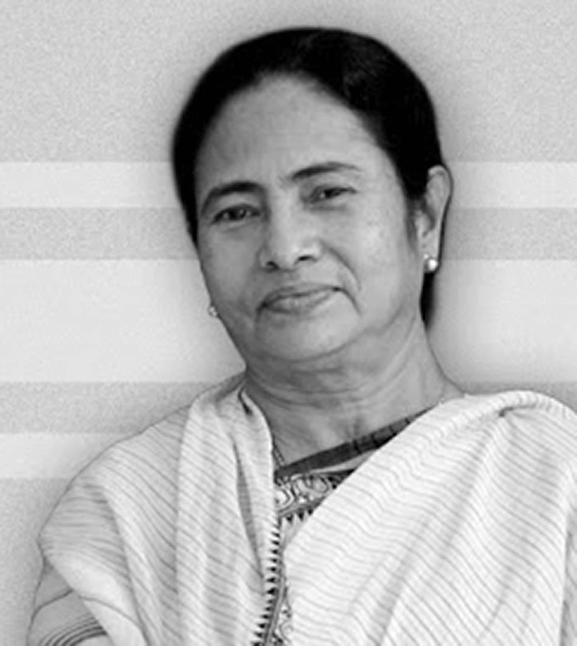 মমতার মন্তব্যে পশ্চিমবঙ্গের রাজনীতিতে বিতর্ক