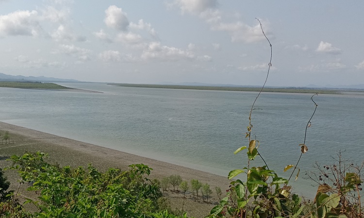 মিয়ানমারের ছোঁড়া গুলিতে বাংলাদেশি জেলের পা বিচ্ছিন্ন 