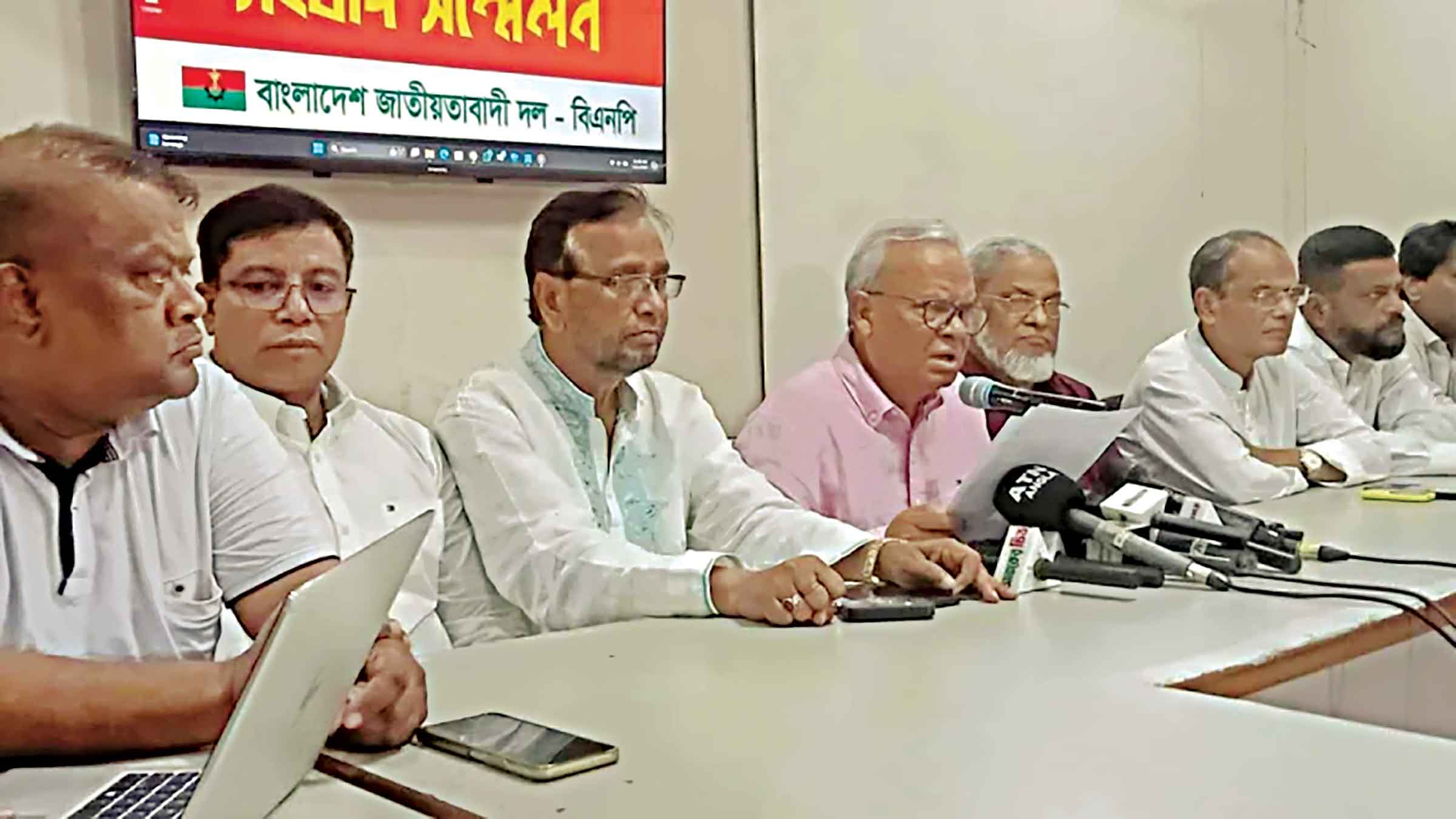 সাবেক সেনাপ্রধানের ওপর মার্কিন নিষেধাজ্ঞায় সরকার 'স্তম্ভিত'