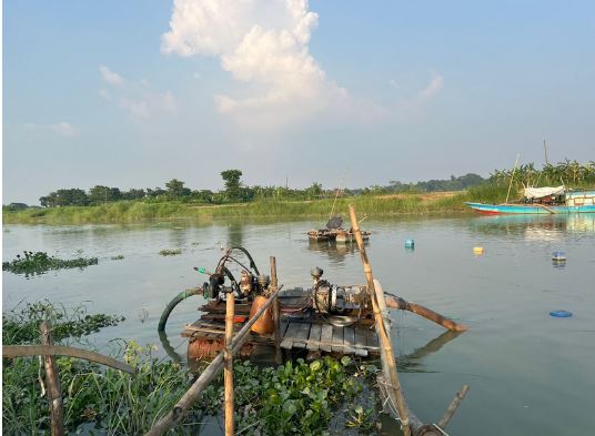 ভেদরগঞ্জে অবৈধভাবে বালু উত্তোলন করায় ড্রেজার মেশিন ধ্বংস কররেন এসিল্যান্ড