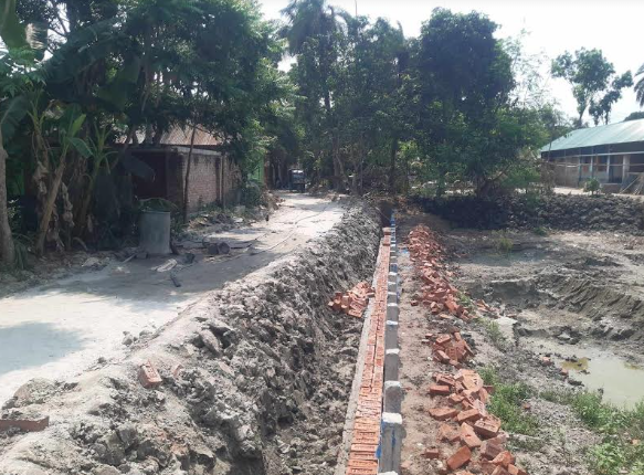 পুঠিয়ায় রাস্তার প্রটেকশন ওয়াল নির্মাণে নিম্নমানের ইট ব্যবহারের অভিযোগ