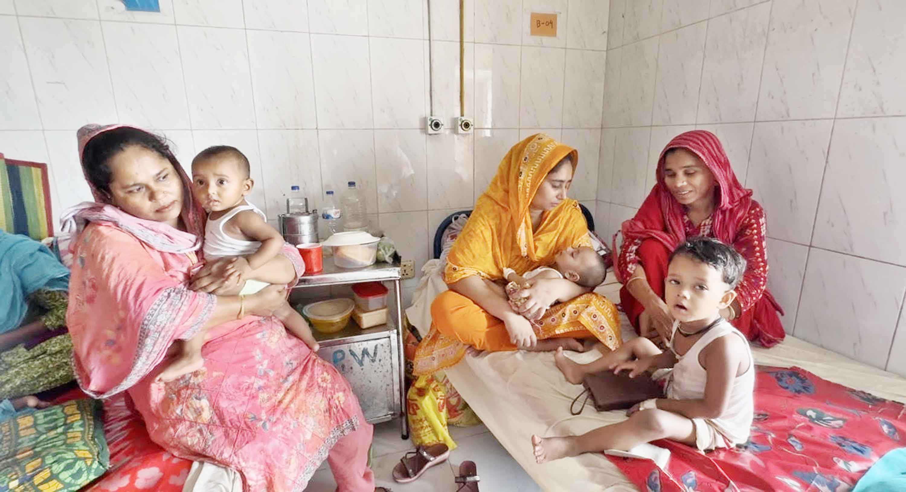 এক বেডে চিকিৎসা নিচ্ছে ৪ শিশু, চরম ভোগান্তি