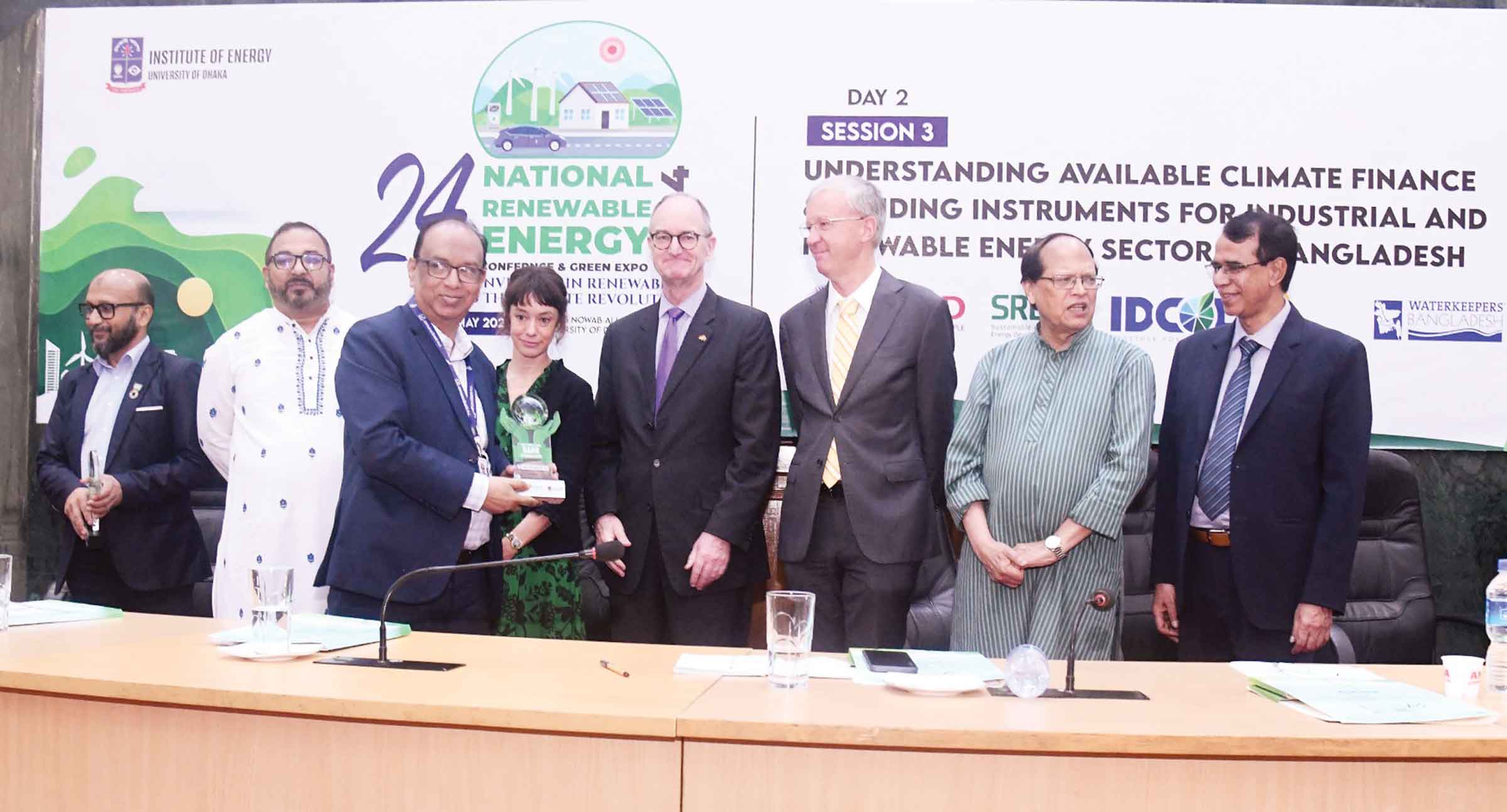 ক্লাইমেট ফোকাস ব্যাংক হিসেবে যমুনা ব্যাংকের পুরস্কার গ্রহণ