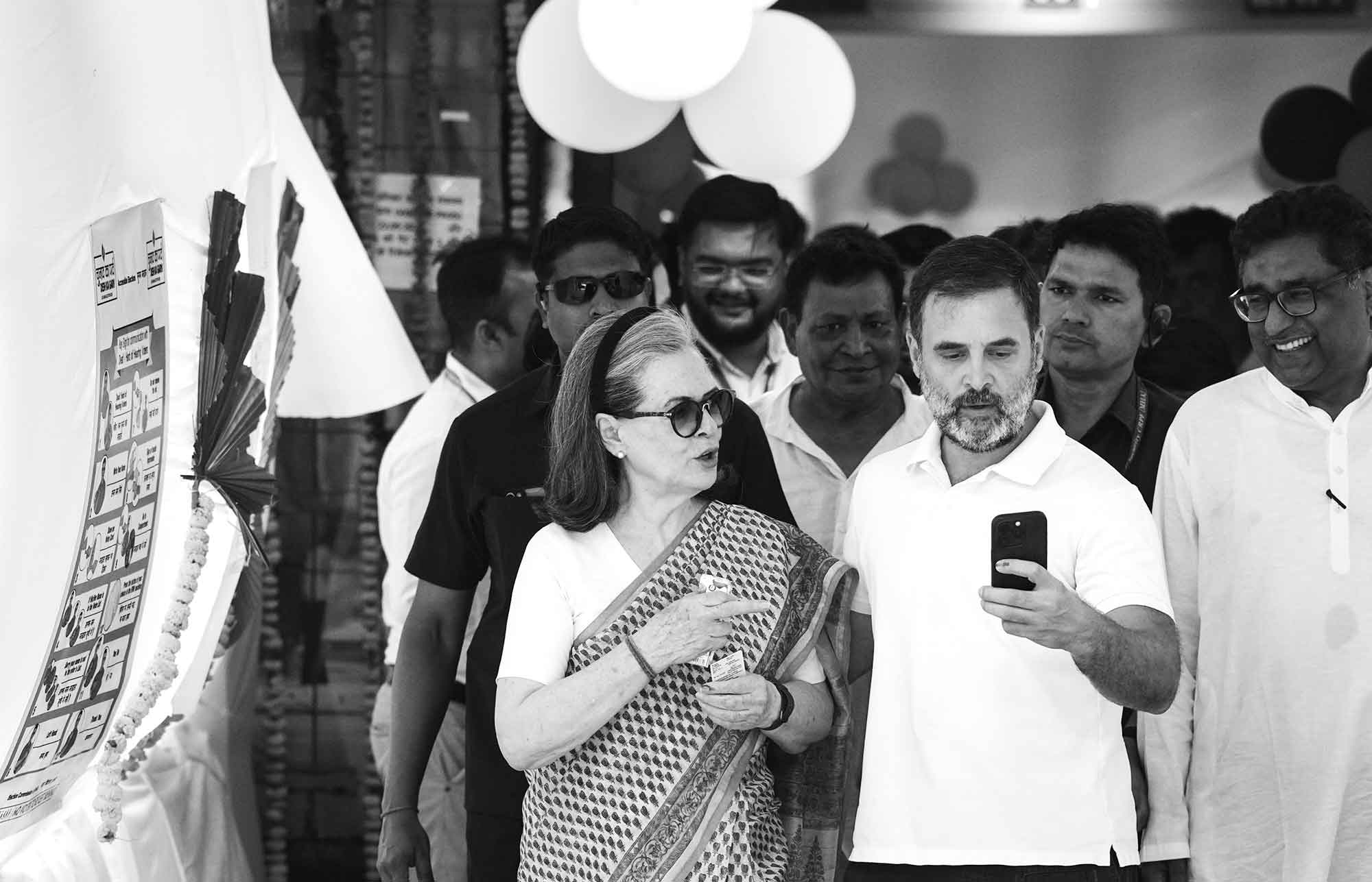 আপকে ভোট রাহুলের, প্রিয়াঙ্কা বললেন, 'আমরা গর্বিত'
