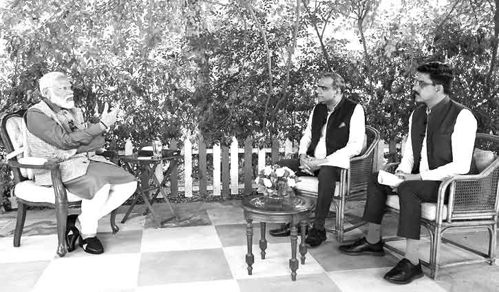 এবার নিজেকে 'ঈশ্বরের দূত' দাবি করলেন মোদি