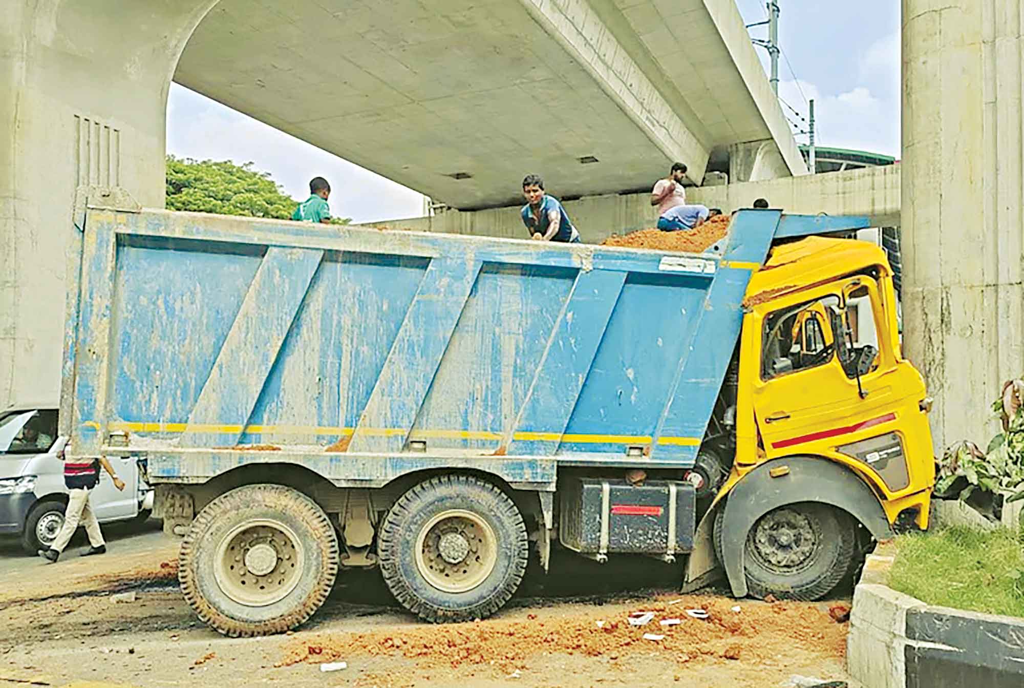 রাজধানীতে বাস-ট্রাক সংঘর্ষ, মেট্রোরেলের পিলারে ধাক্কা