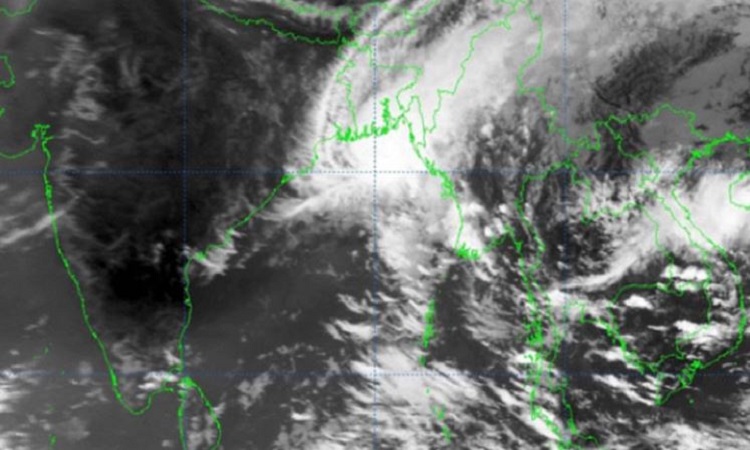 রিমালের অগ্রভাগ উপকূলে আঘাত হানছে