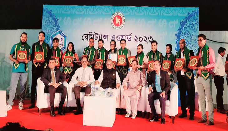 দুবাইয়ে যায়যায়দিন প্রতিনিধি সহ ৫১ জন এওয়ার্ডে ভূষিত