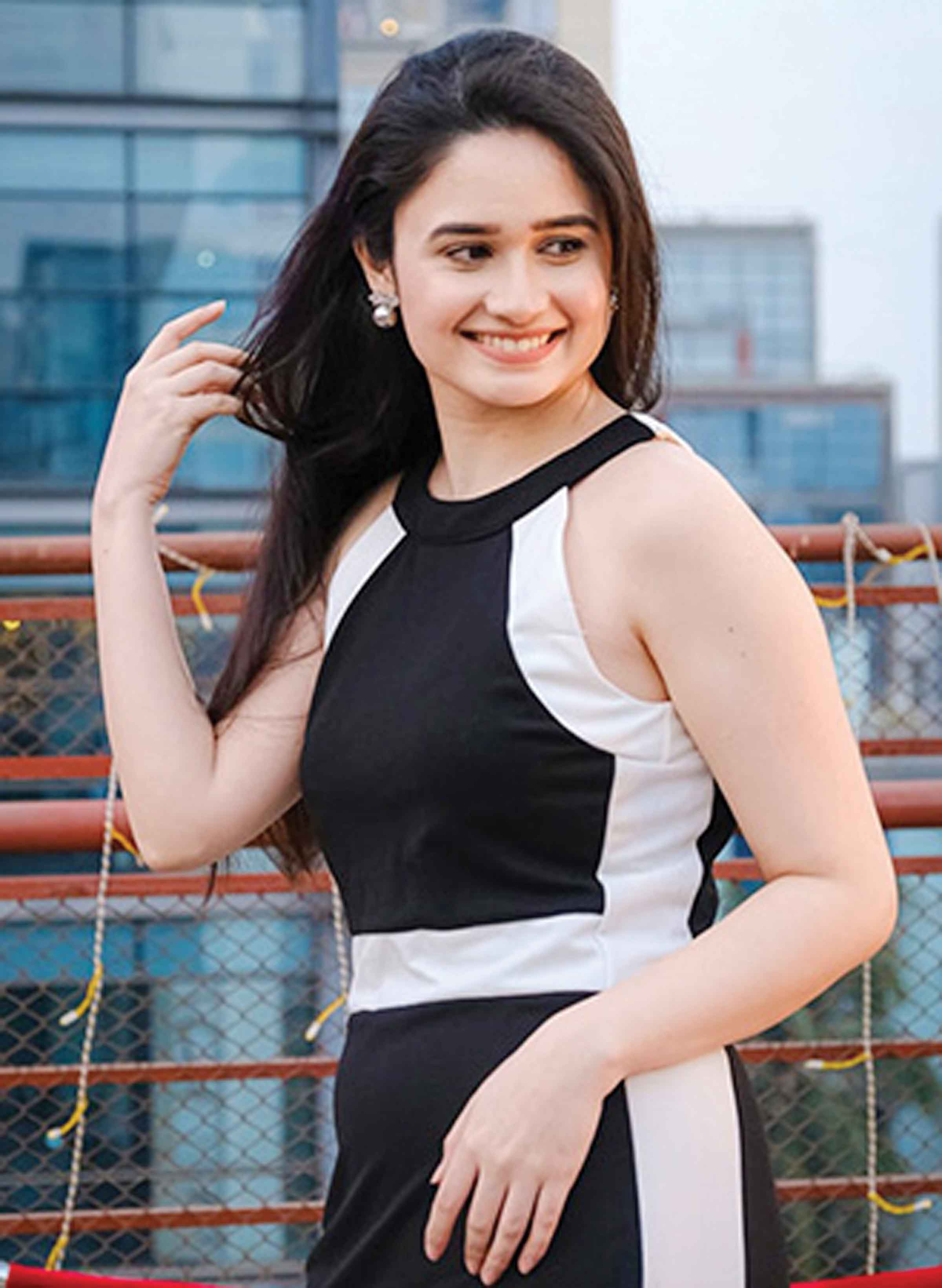 নীরবতা ভাঙলেন ঐশী
