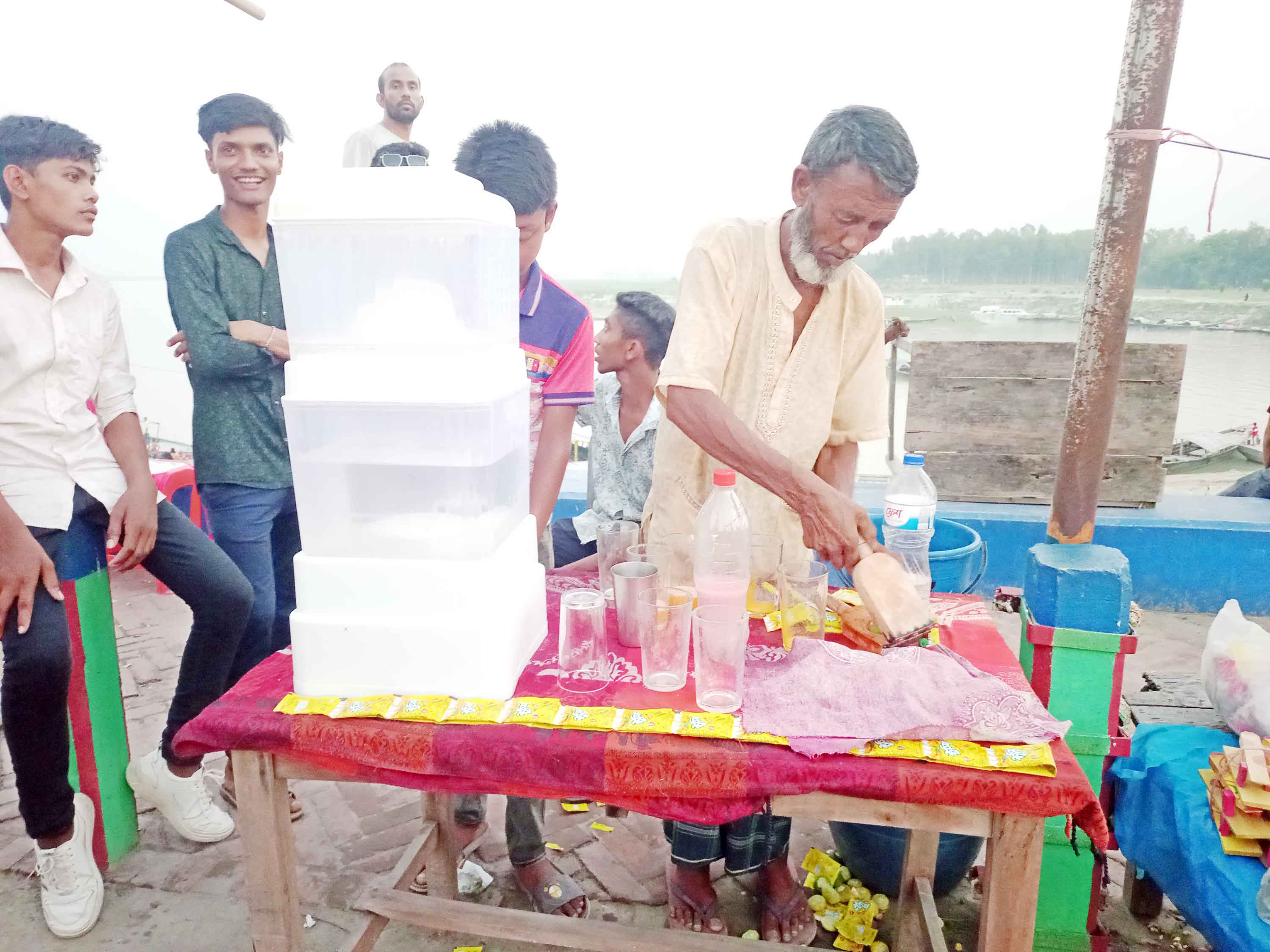 সারিয়াকান্দিতে গরমকে পুঁজি করে মাছের বরফে শরবত বিক্রি