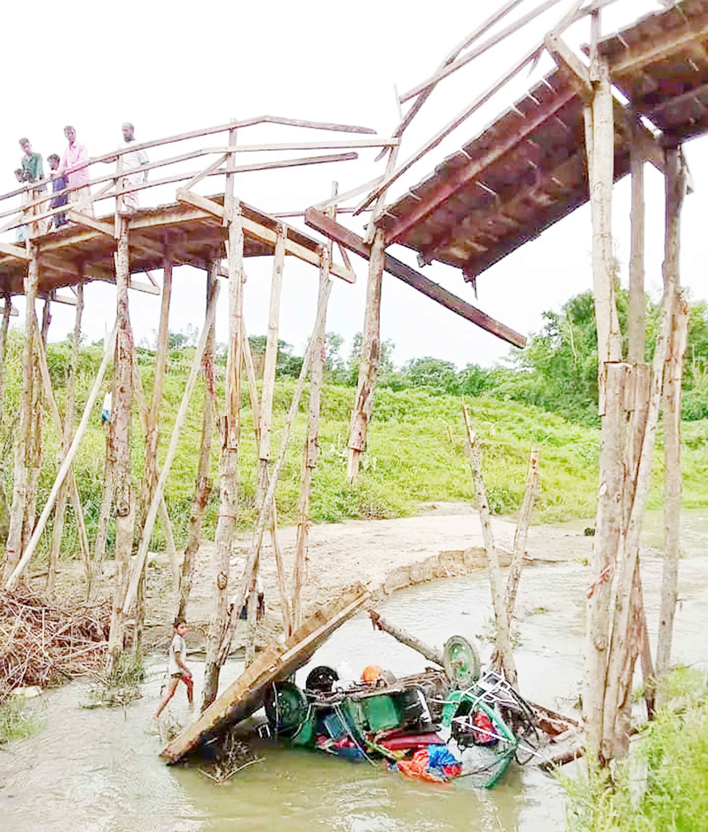 সাতকানিয়ায় কাঠের ব্রিজ ভেঙে খালে ইজিবাইক, যোগাযোগ বিচ্ছিন্ন
