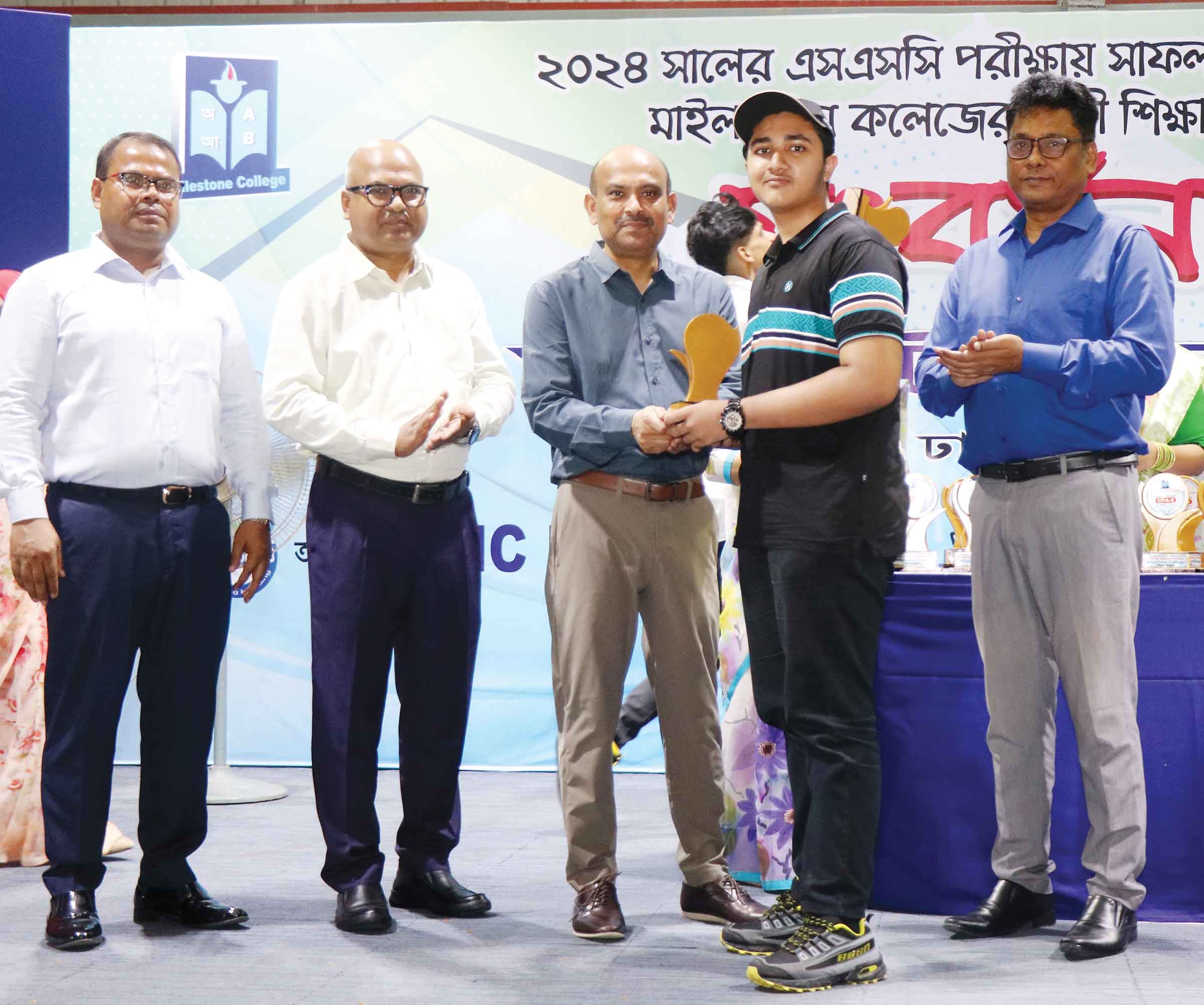 মাইলস্টোন কলেজে জিপিএ-৫ প্রাপ্তদের সংবর্ধনা