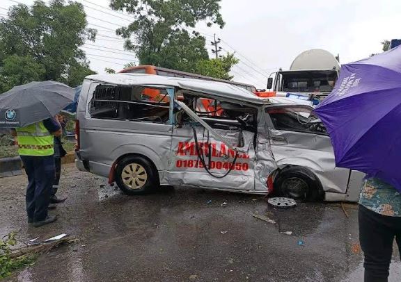সোনারগাঁওয়ে সড়ক দুর্ঘটনায় অ্যাম্বুলেন্স যাত্রী নিহত, আহত ১