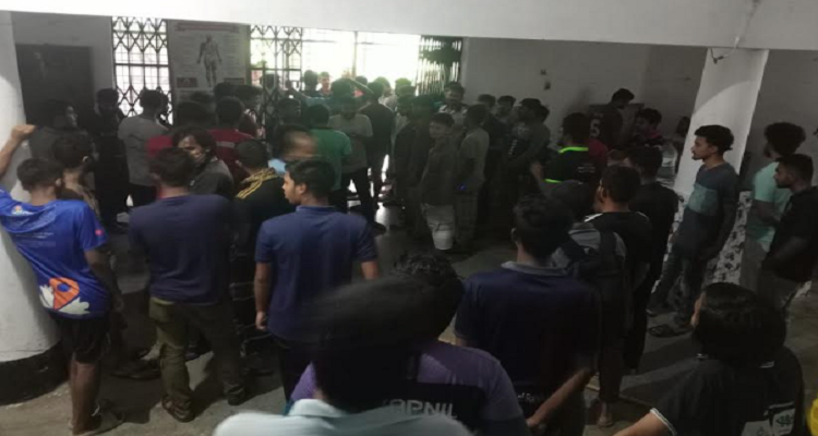 রাবিতে ডাইনিংয়ের খাবারে সিগারেট, হল কক্ষে ভাংচুর