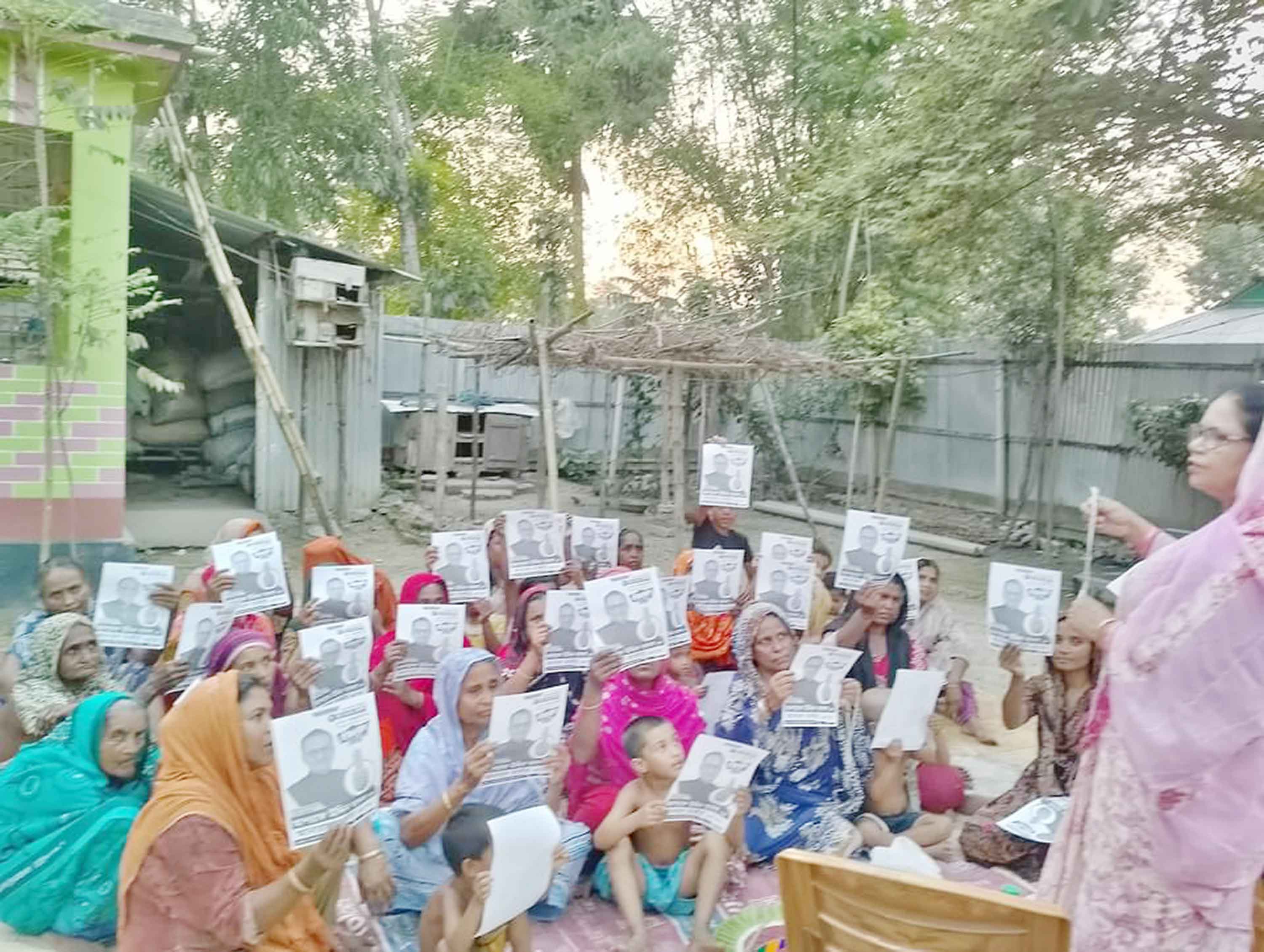 গফরগাঁওয়ে আনারসের প্রচারণায় ব্যস্ত নারীরাও