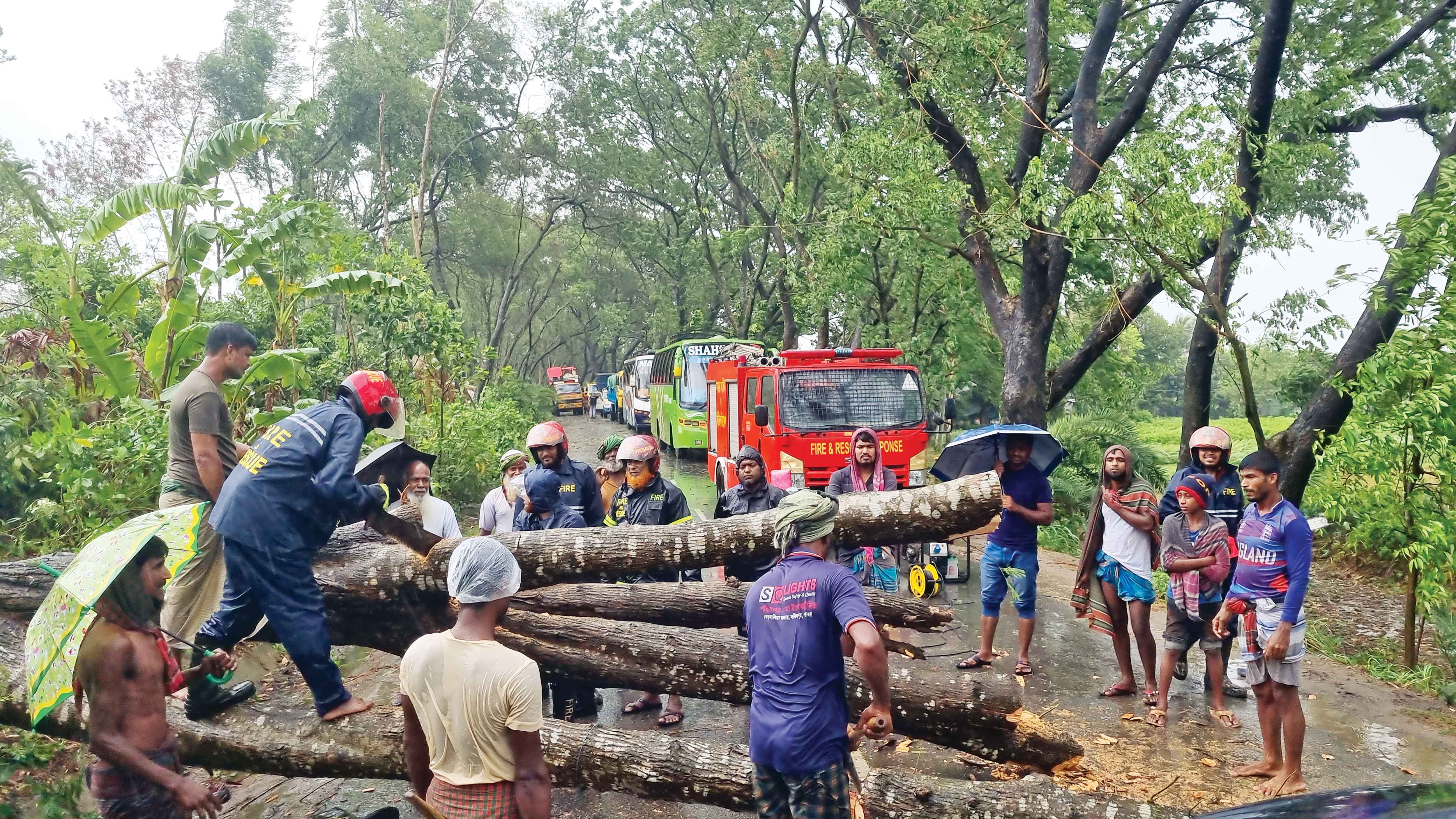 রেমালের ছোবলে লন্ডভন্ড উপকূল