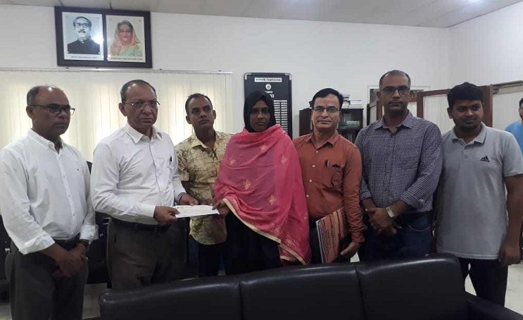 বীমার ২ লাখ টাকা পেল সাপের কামড়ে নিহত রাবি শিক্ষার্থীর পরিবার
