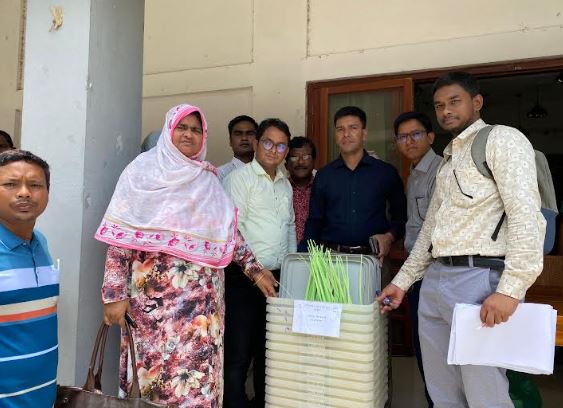 পীরগঞ্জে  তীতৃয় ধাপে উপজেলা পরিষদ নির্বাচনের মালামাল বিতরণ