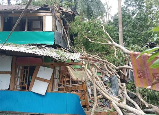 ঘর-বাড়ি বিধ্বস্ত হওয়া পরিবারগুলো খোলা আকাশের নিচে বসবাস