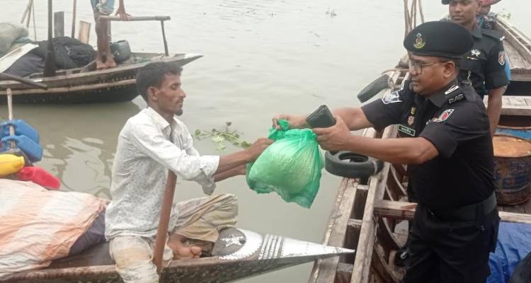 বরিশালে রিমালে ক্ষতিগ্রস্তদের মাঝে র‌্যাবের ত্রান বিতরণ