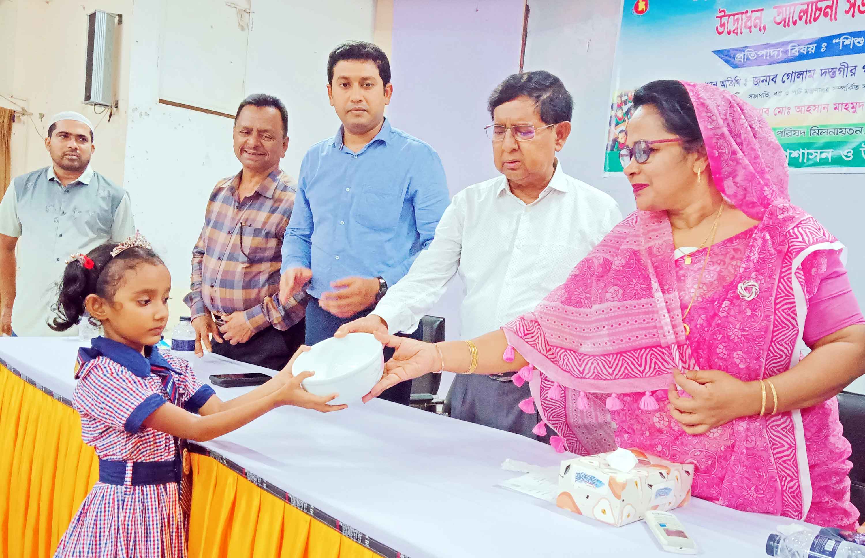 রূপগঞ্জে প্রাথমিক শিক্ষা সপ্তাহ উপলক্ষে পুরস্কার বিতরণ