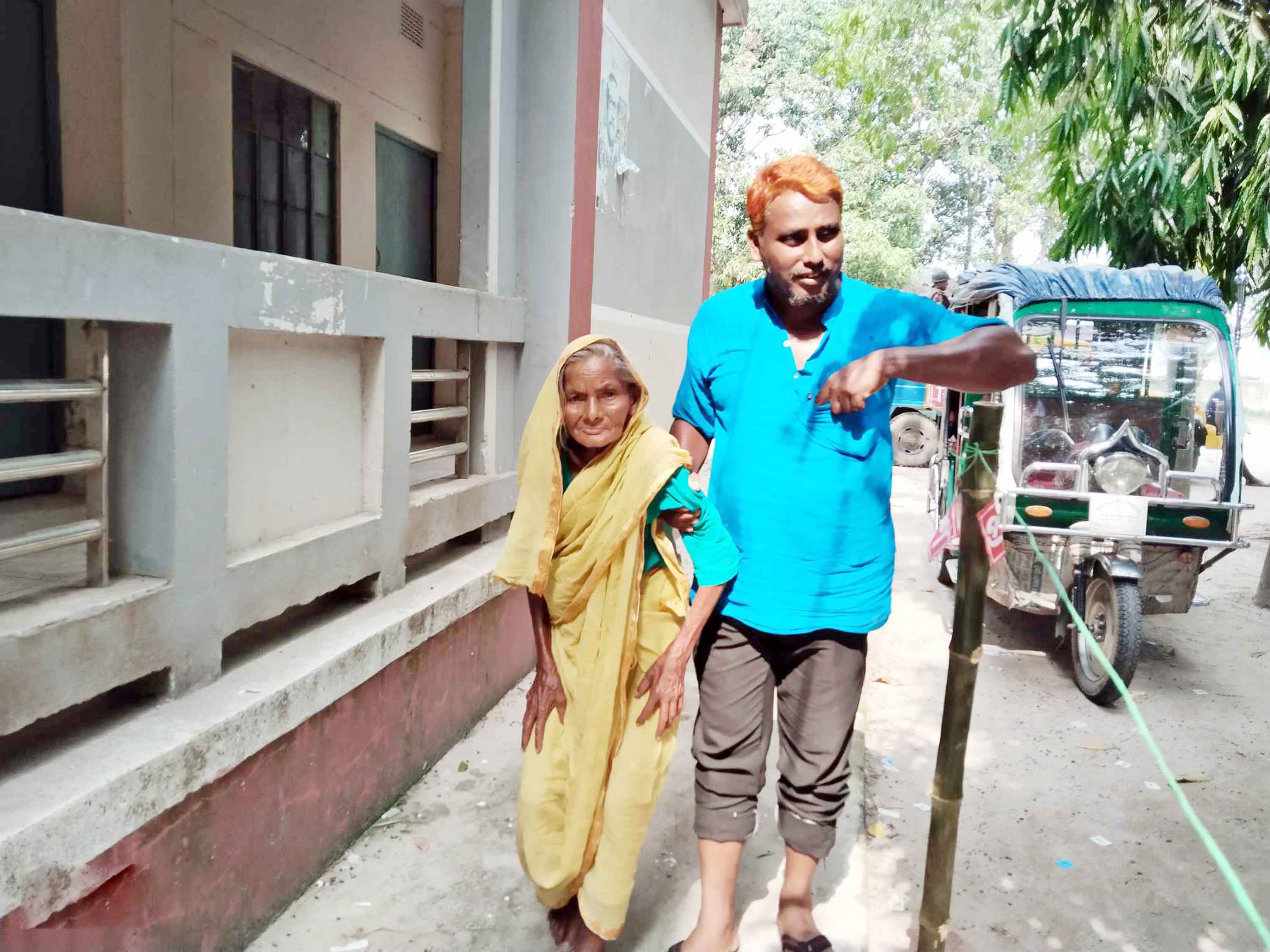 নাতির হাত ধরে ভোট দিলেন ১০৫ বছর বয়সি জাহানারা