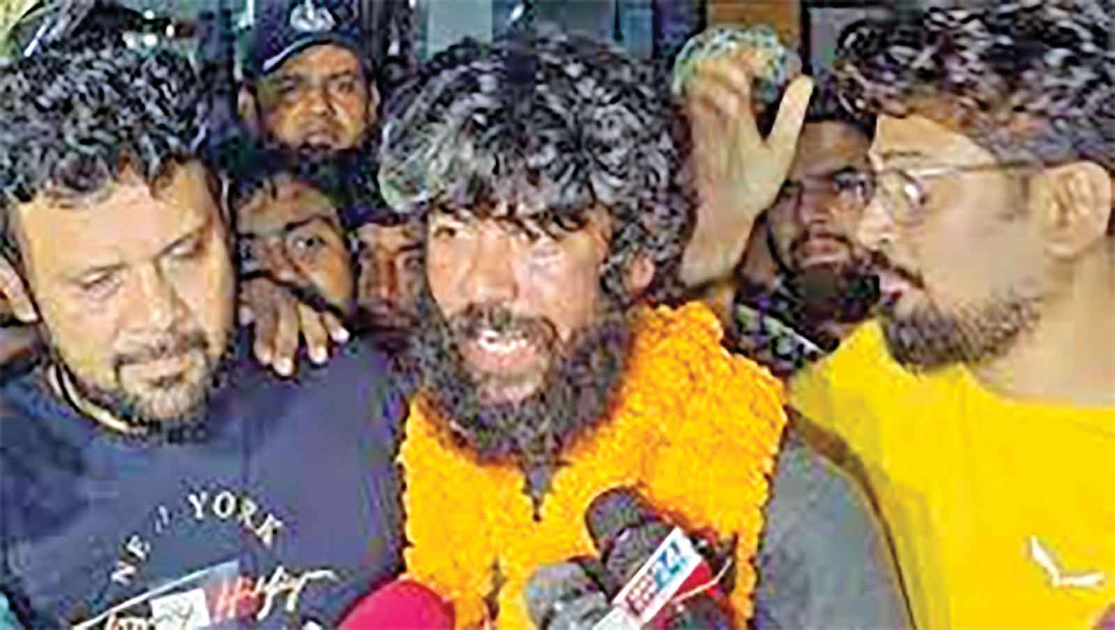 দেশে ফিরলেন এভারেস্ট ও লোৎস জয়ী বাবর আলী
