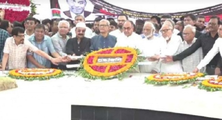 জিয়ার মাজারে বিএনপির নেতাকর্মীদের পুষ্পস্তবক অর্পণ