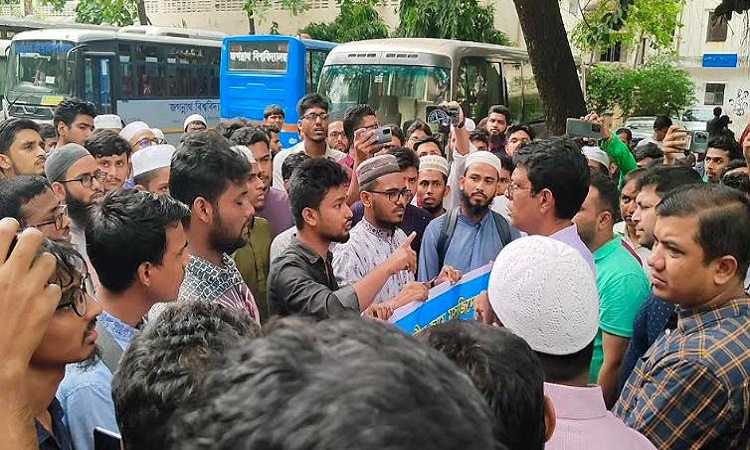 ইমামের অব্যাহতির প্রতিবাদে জবি শিক্ষার্থীদের বিক্ষোভ মিছিলে প্রশাসনের বাঁধা