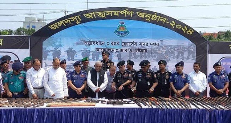 স্বরাষ্ট্রমন্ত্রীর কাছে আত্মসমর্পণ করলো ৫০ জলদস্যু