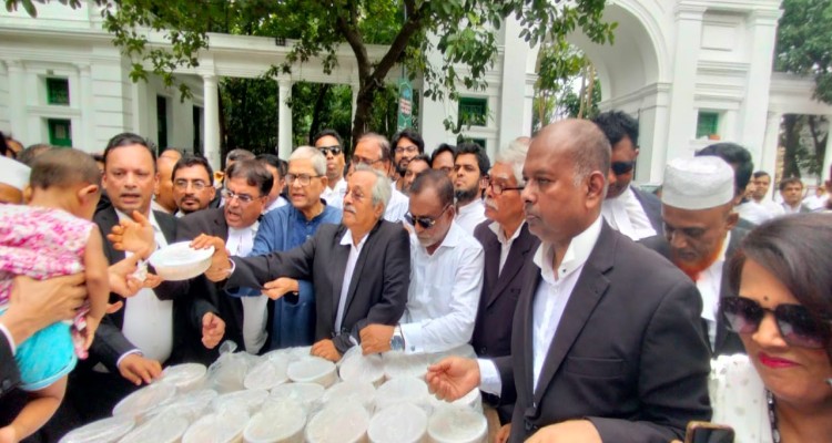 রাষ্ট্রপতি জিয়াউর রহমানের মৃত্যুবার্ষিকীতে হাইকোর্টে আইনজীবী ফোরামের খাবার বিতরণ