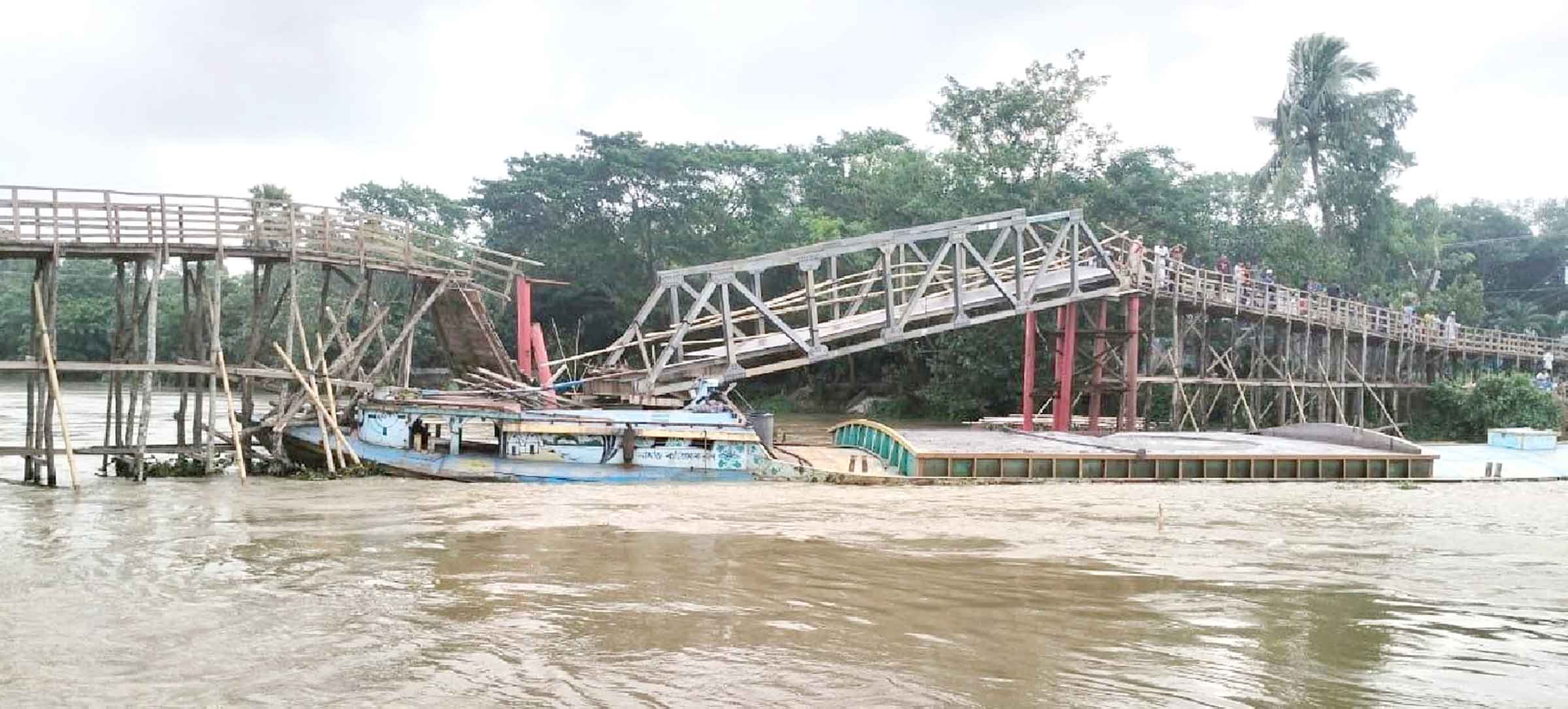 তিতাসে বলগেটের প্রতিযোগিতায় ভাঙল গোমতী নদীর সেতু