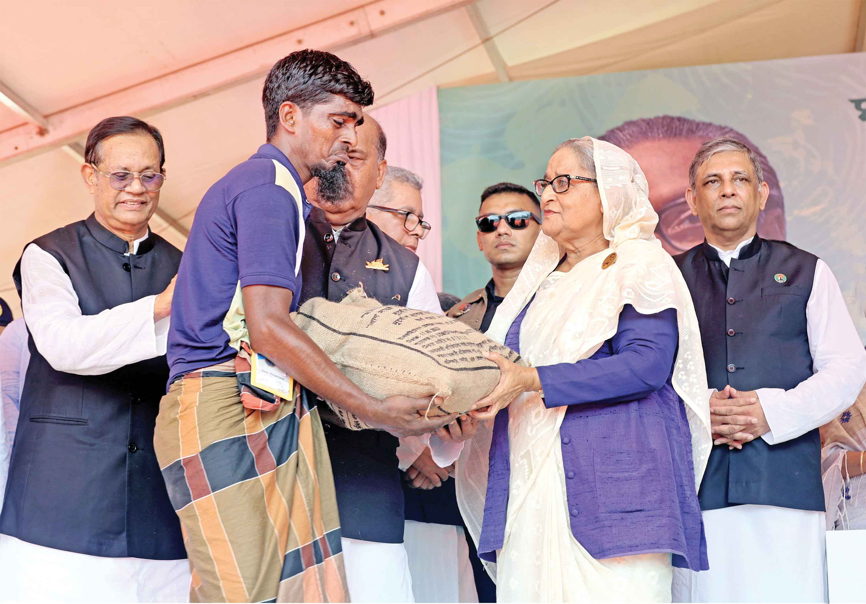 রেমাল :জাপানি প্রধানমন্ত্রীর শোক শেখ হাসিনাকে চিঠি