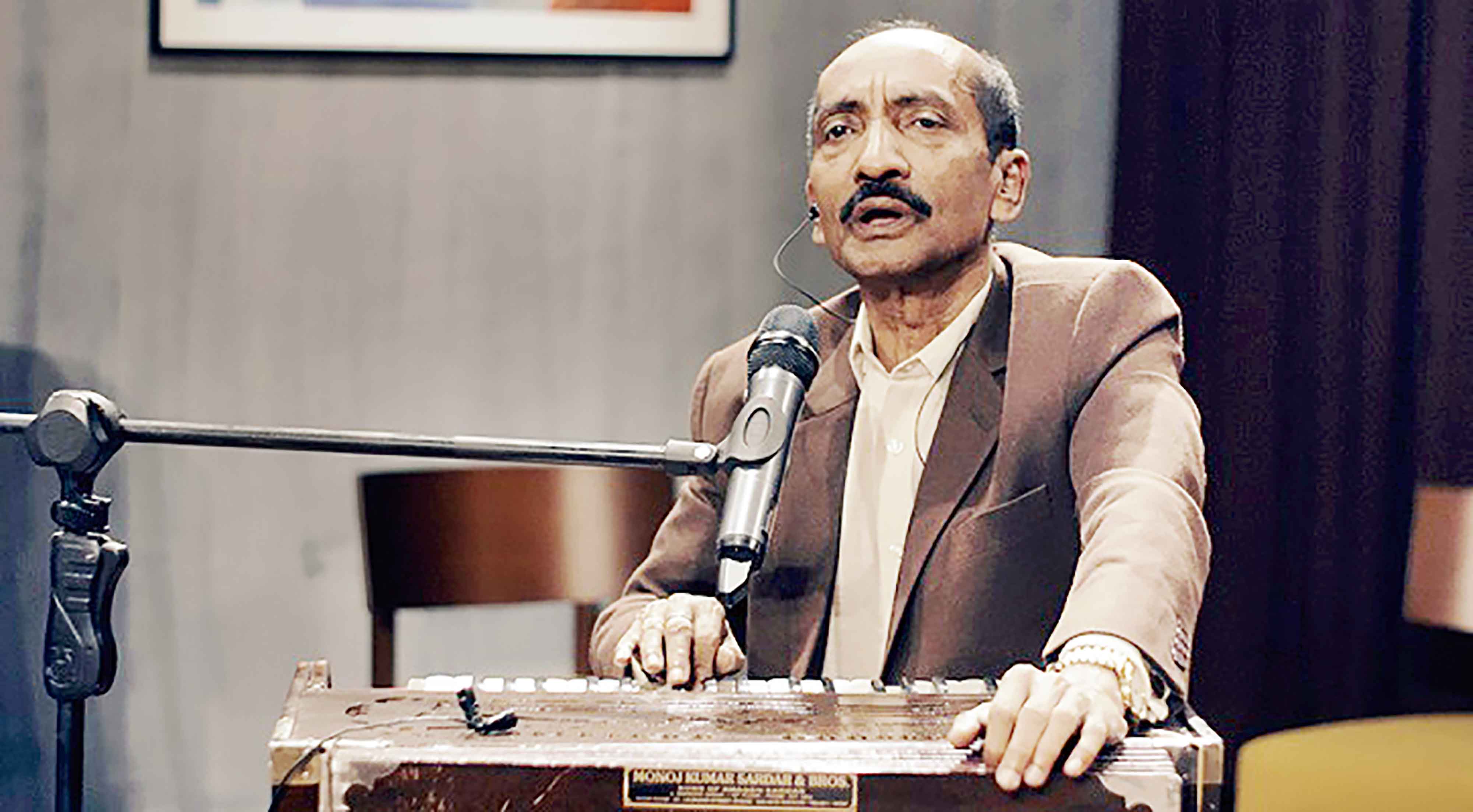 গানে ফিরলেন মুজিব পরদেশী