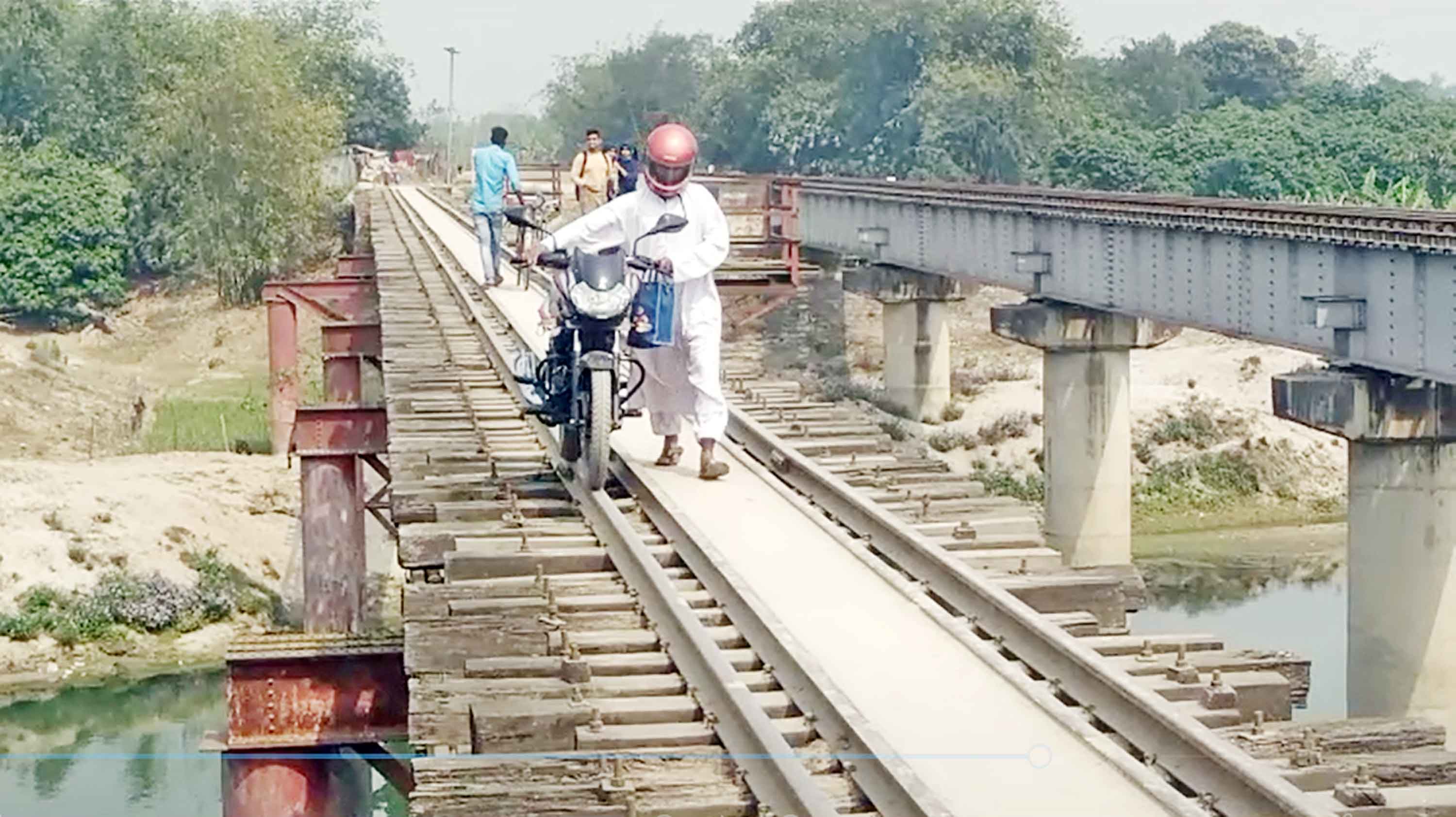 চিরিরবন্দরে পরিত্যক্ত রেলসেতু দিয়ে ঝুঁকি নিয়ে পারাপার