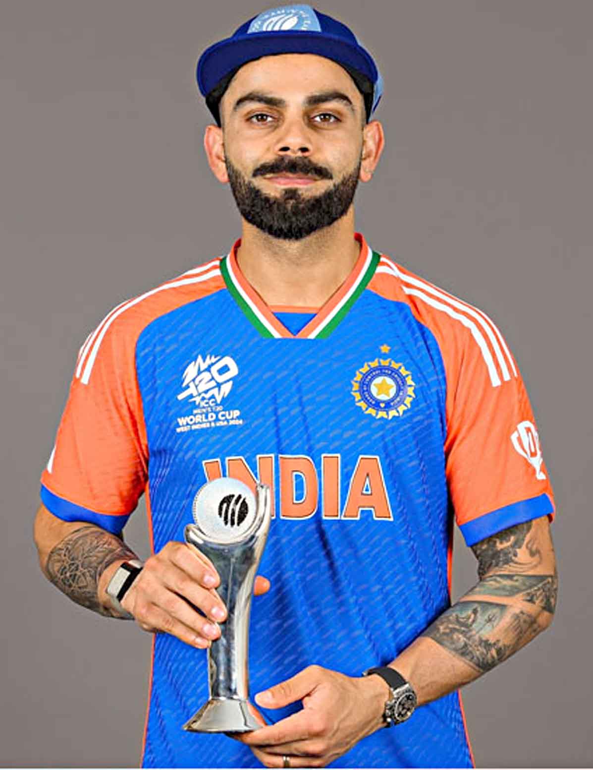 অবশেষে বর্ষসেরার পুরস্কার হাতে পেলেন কোহলি
