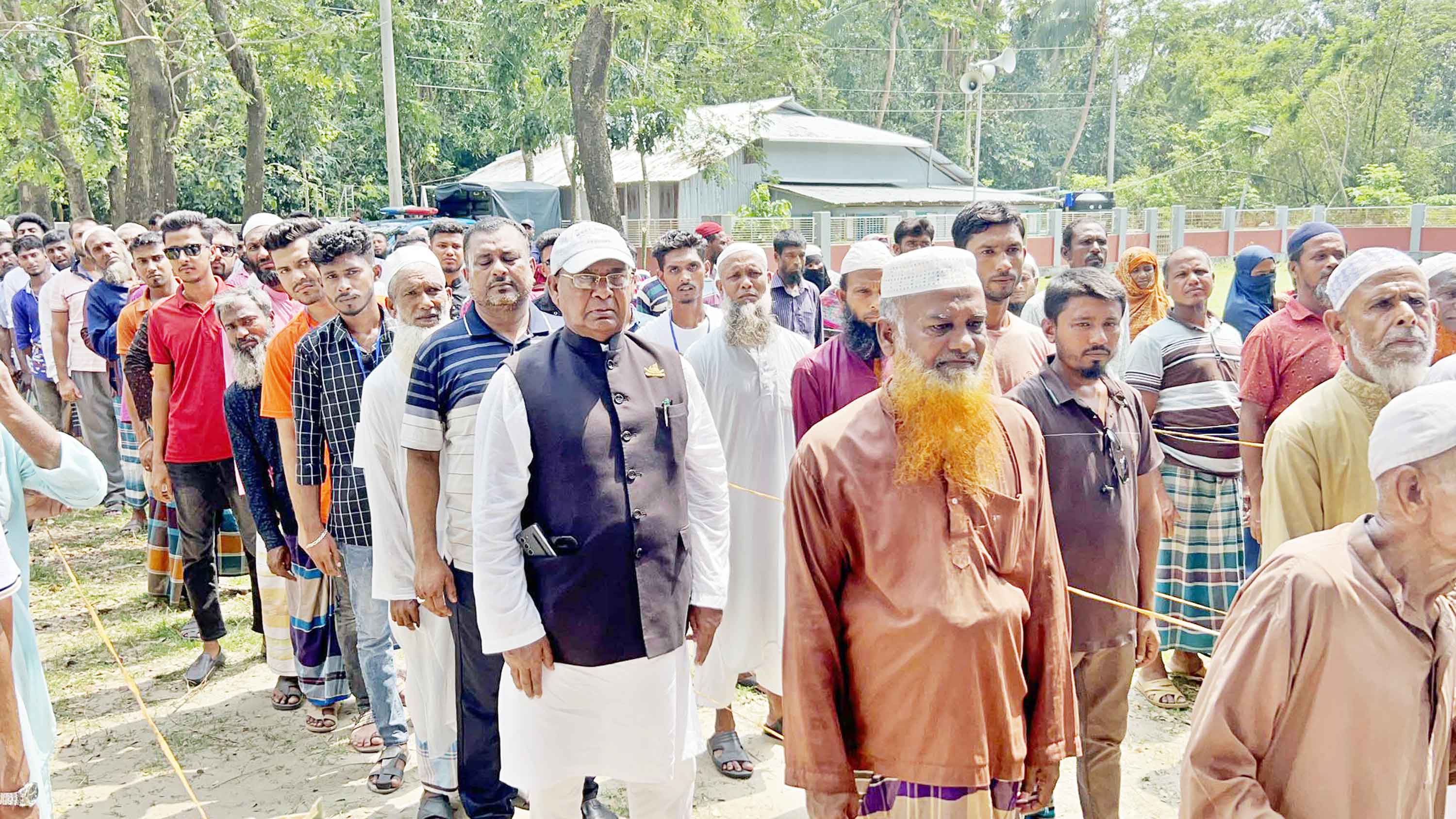 লাইনে দাঁড়িয়ে ভোট দিলেন ত্রাণ প্রতিমন্ত্রী মহিব