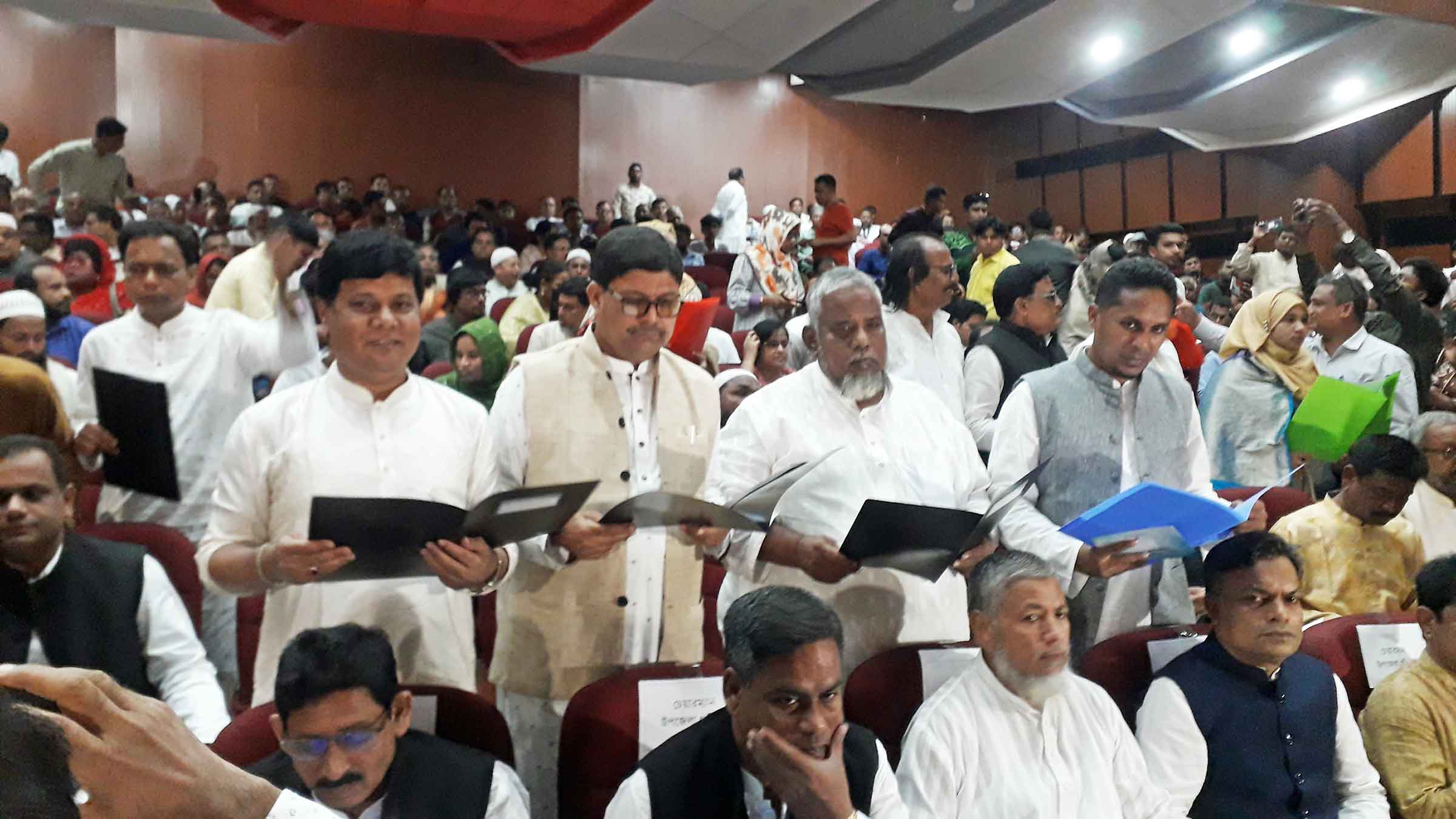 বিরল উপজেলার নবনির্বাচিত জনপ্রতিনিধিদের শপথ