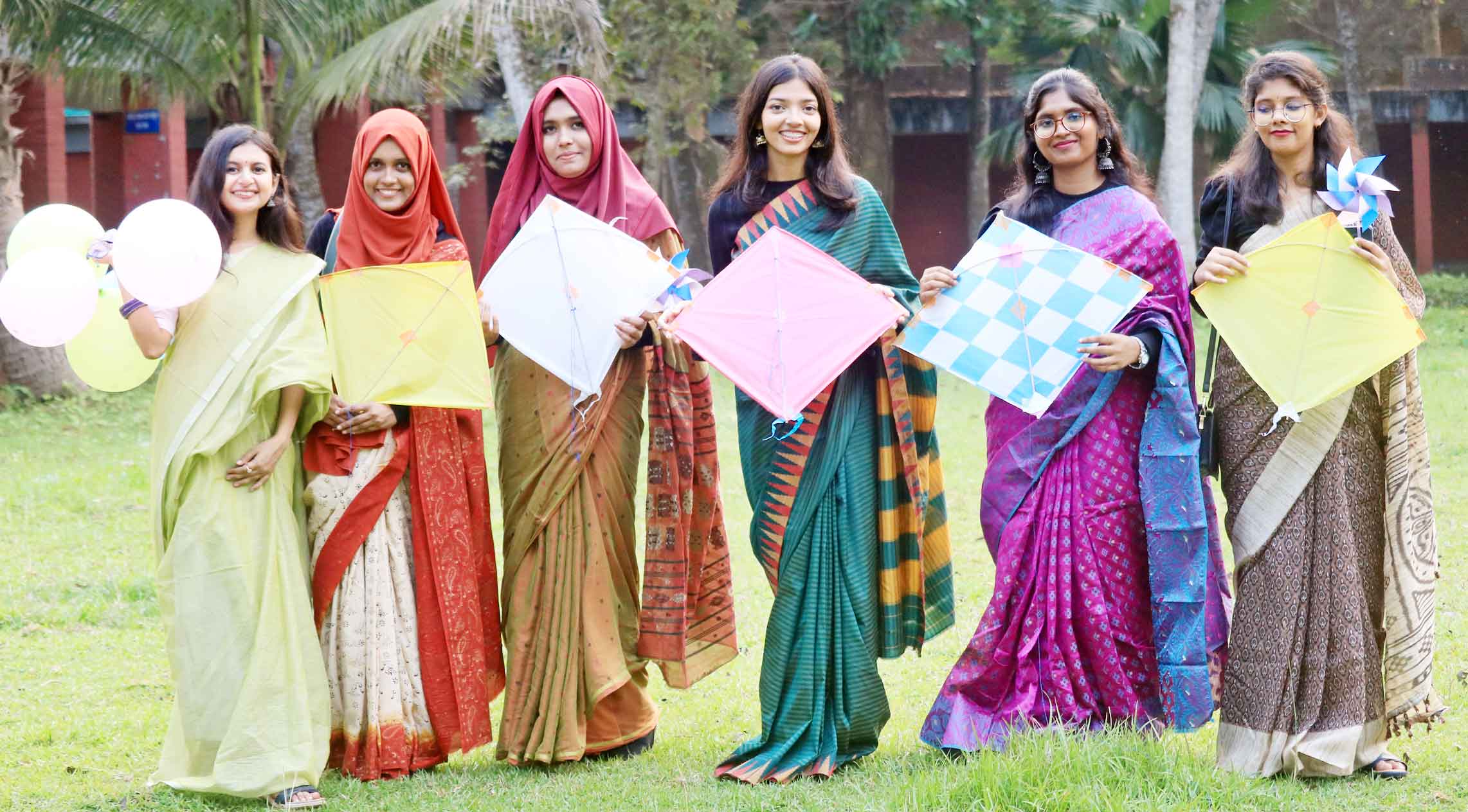 রঙিন ঘুড়িতে রাঙাল আকাশ