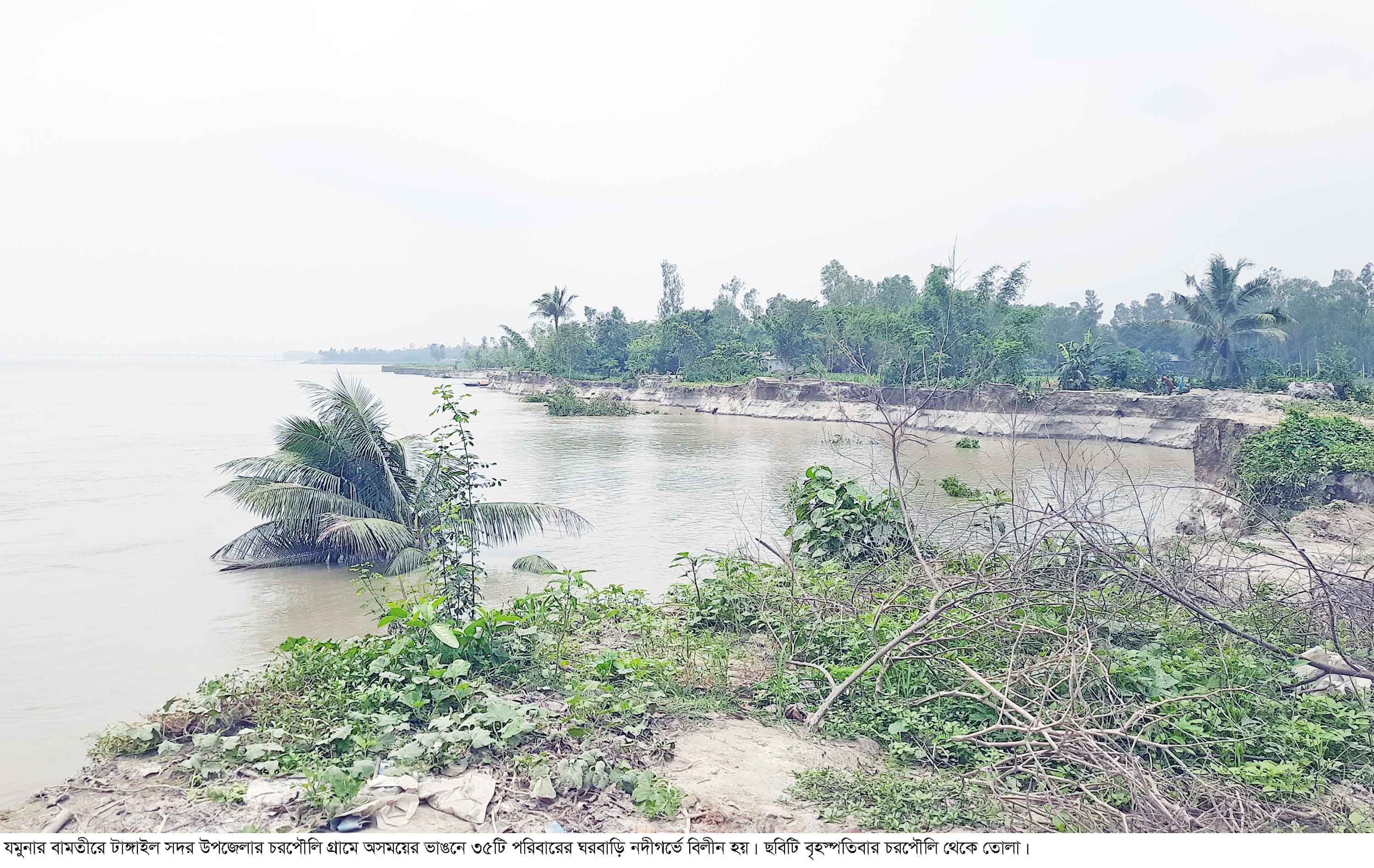 যমুনায় বাঁধের মধ্যে অরক্ষিত তীরে তীব্র ভাঙন
