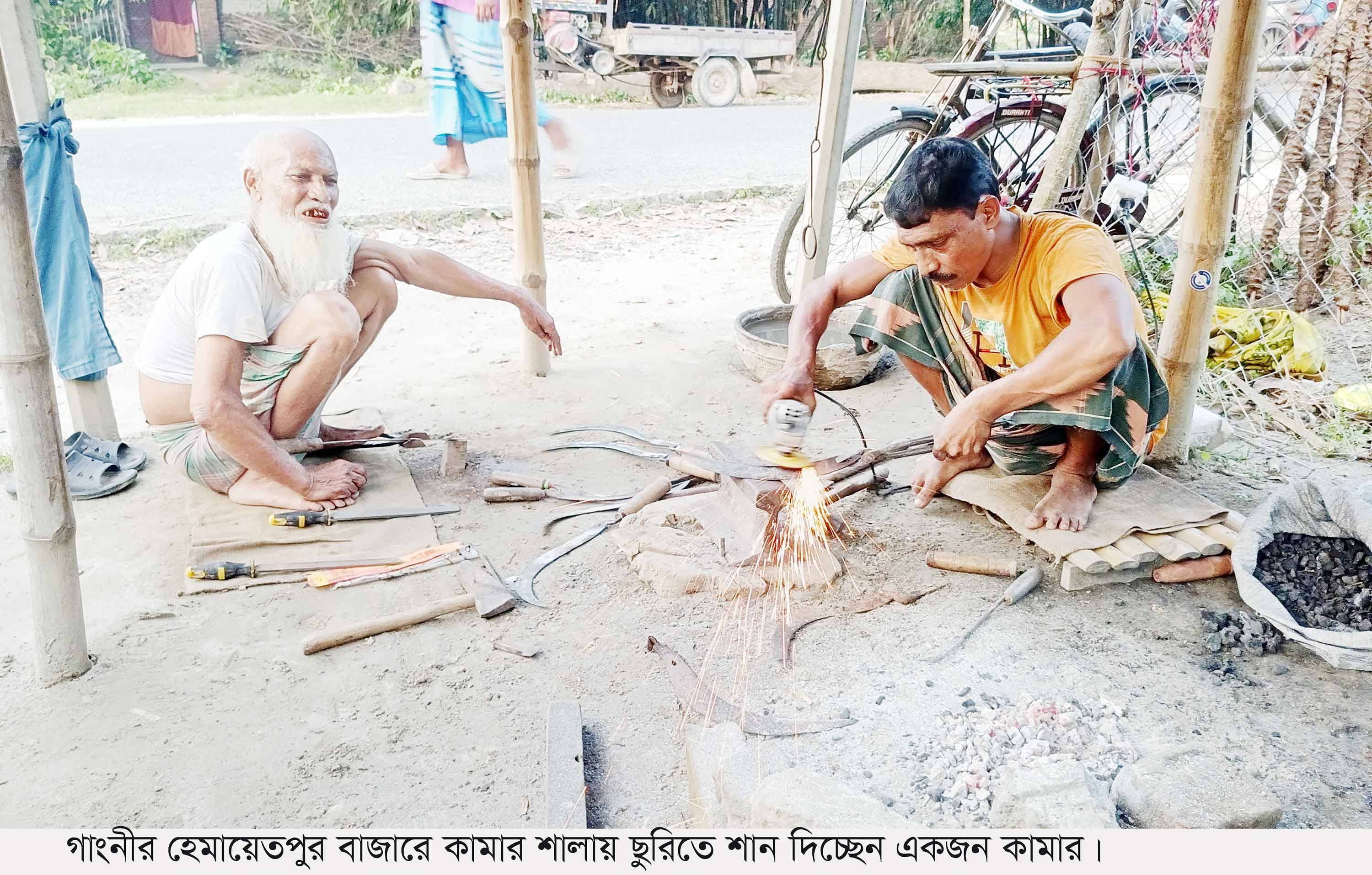 ছুরি চাপাতি তৈরিতে ব্যস্ত গাংনীর কামাররা