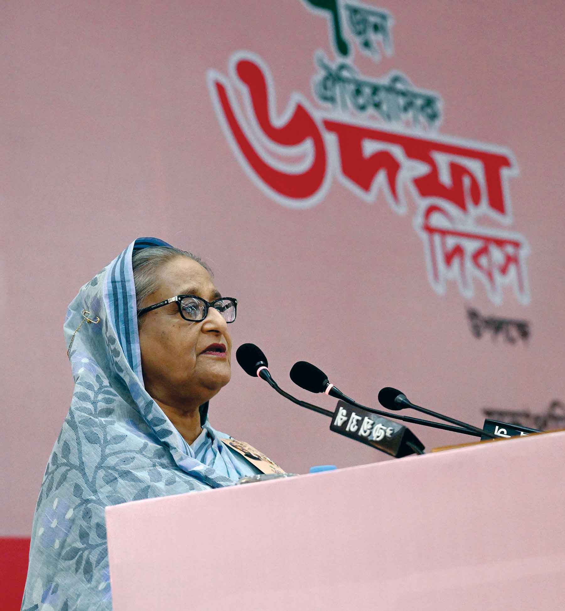 মাছ ধরলে আধার দিতে হয় :'কালো টাকা' সাদার সুযোগ নিয়ে প্রধানমন্ত্রী