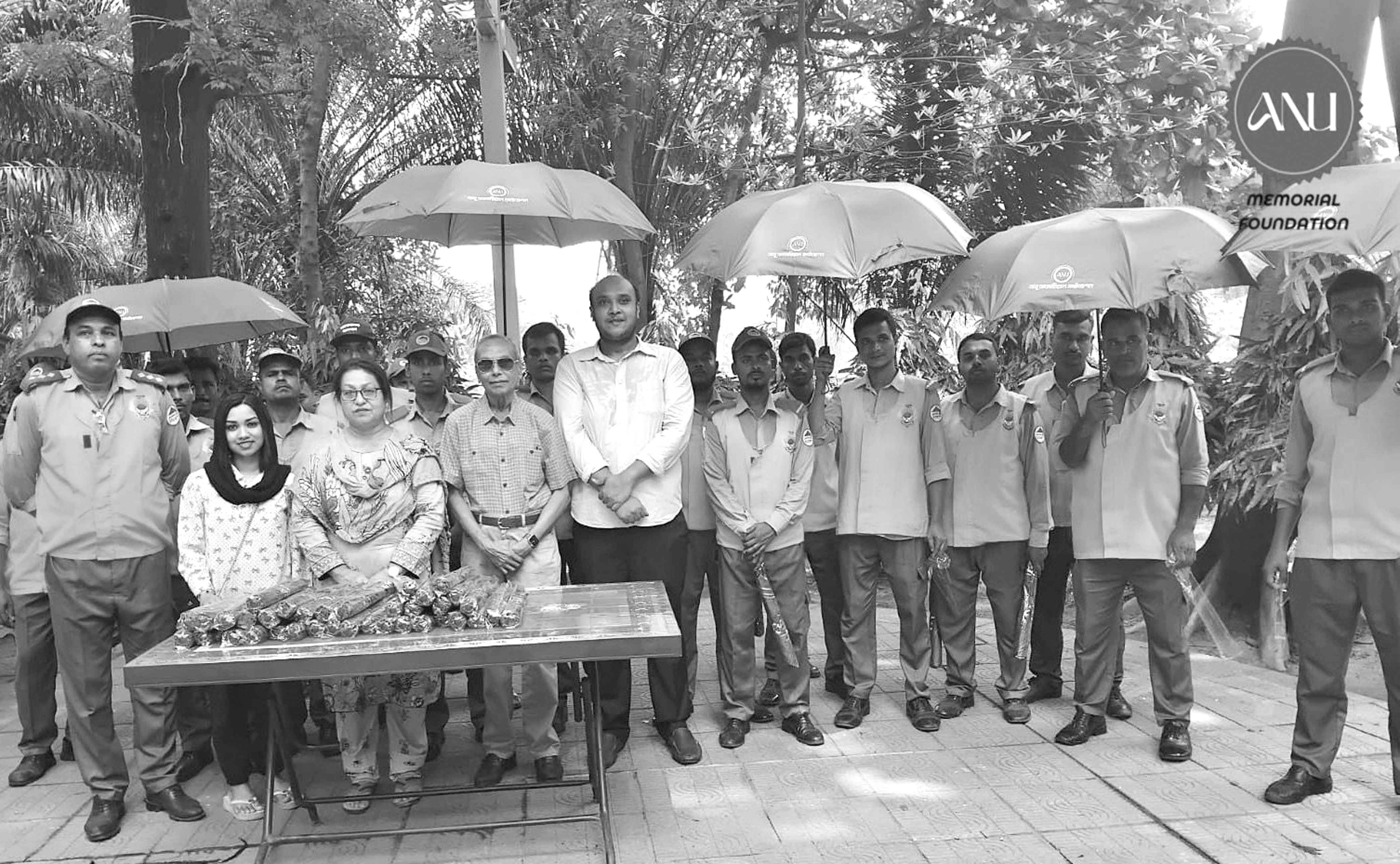 গুলশানে অনু মেমোরিয়াল ফাউন্ডেশনের ছাতা বিতরণ