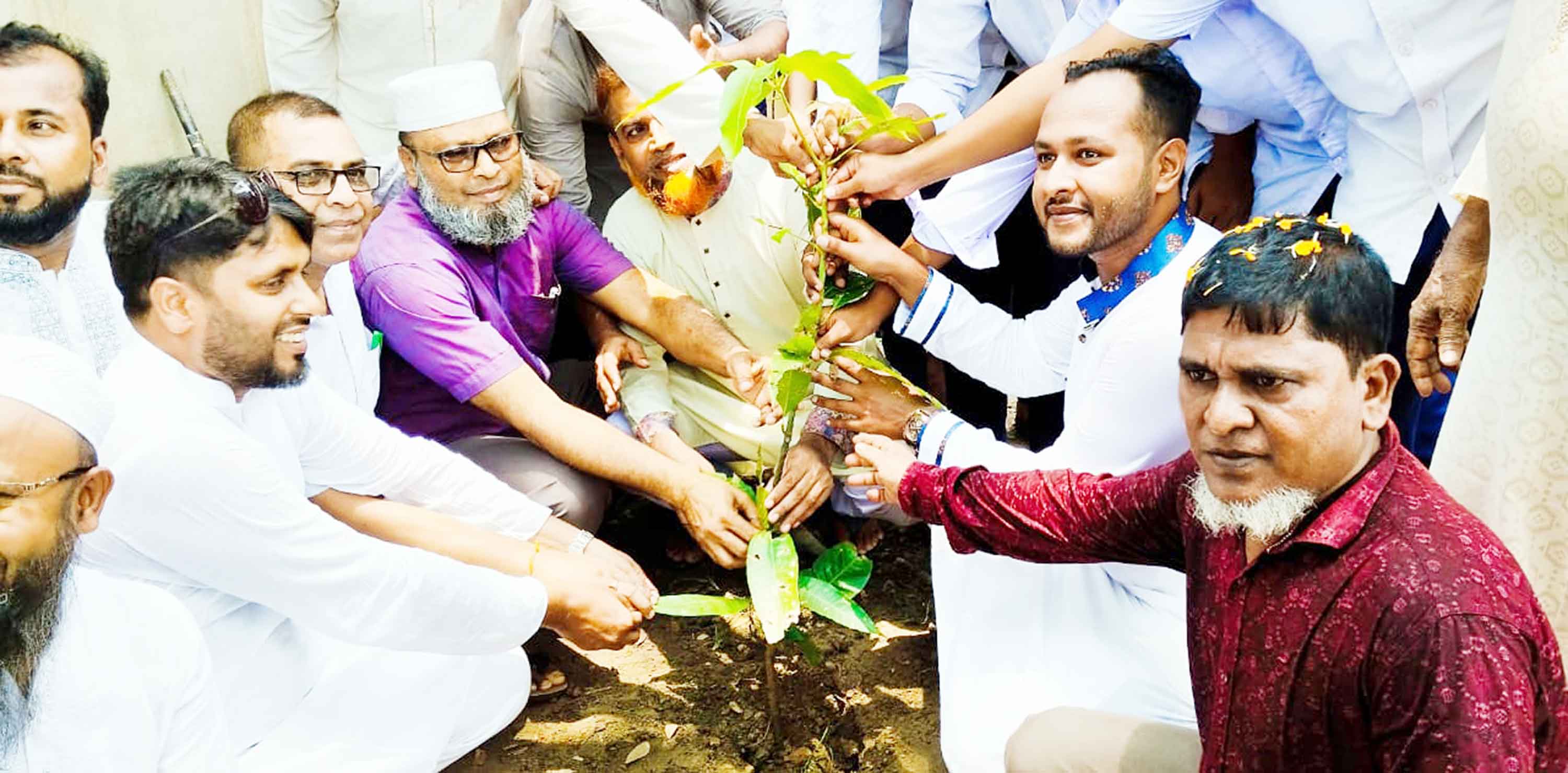 টঙ্গীবাড়ীতে তীব্র দাবদাহ মোকাবিলায় বৃক্ষ রোপণ