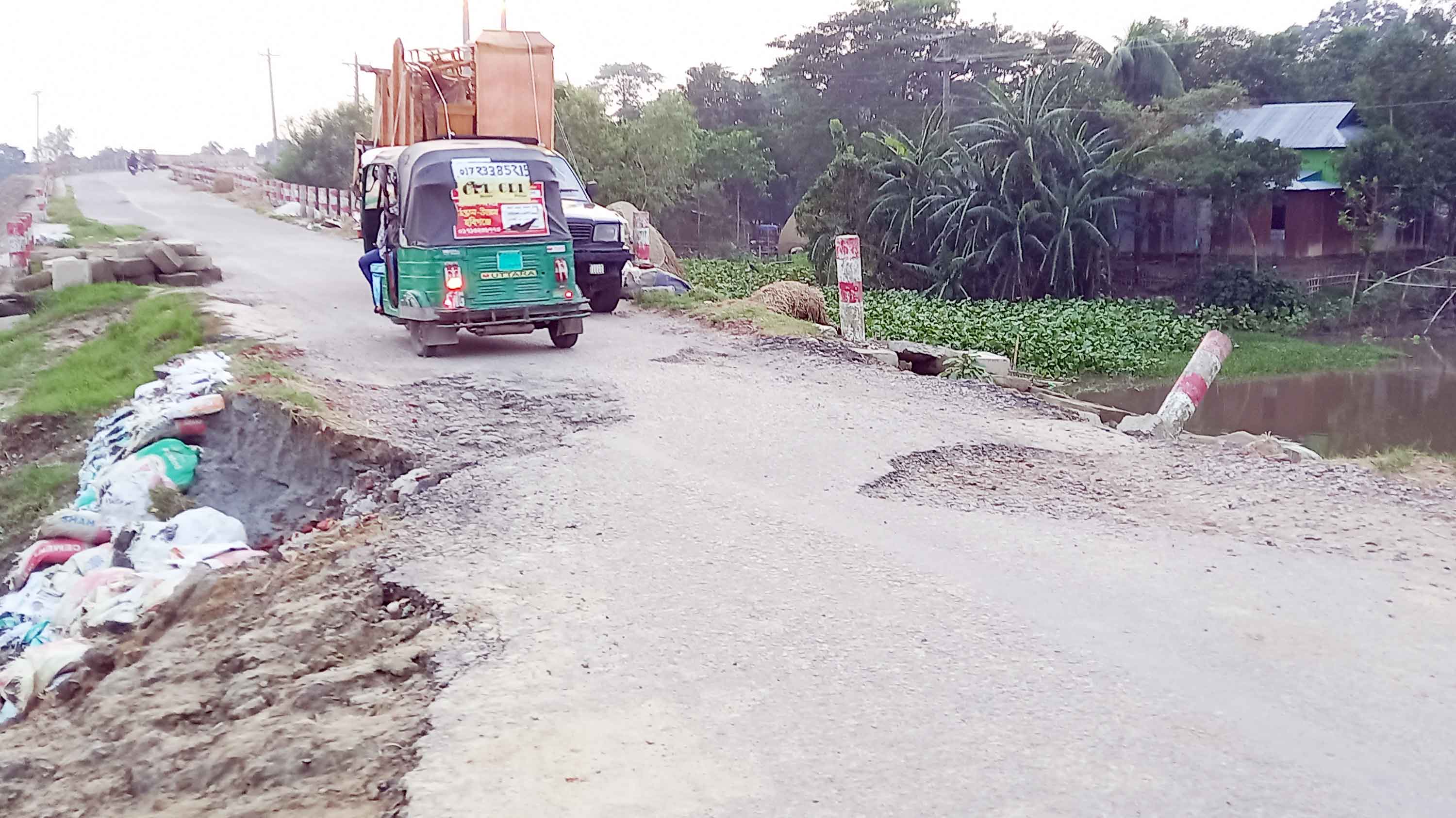 আজমিরীগঞ্জ-বানিয়াচং সড়কের খানাখন্দে প্রাণহানির আশঙ্কা