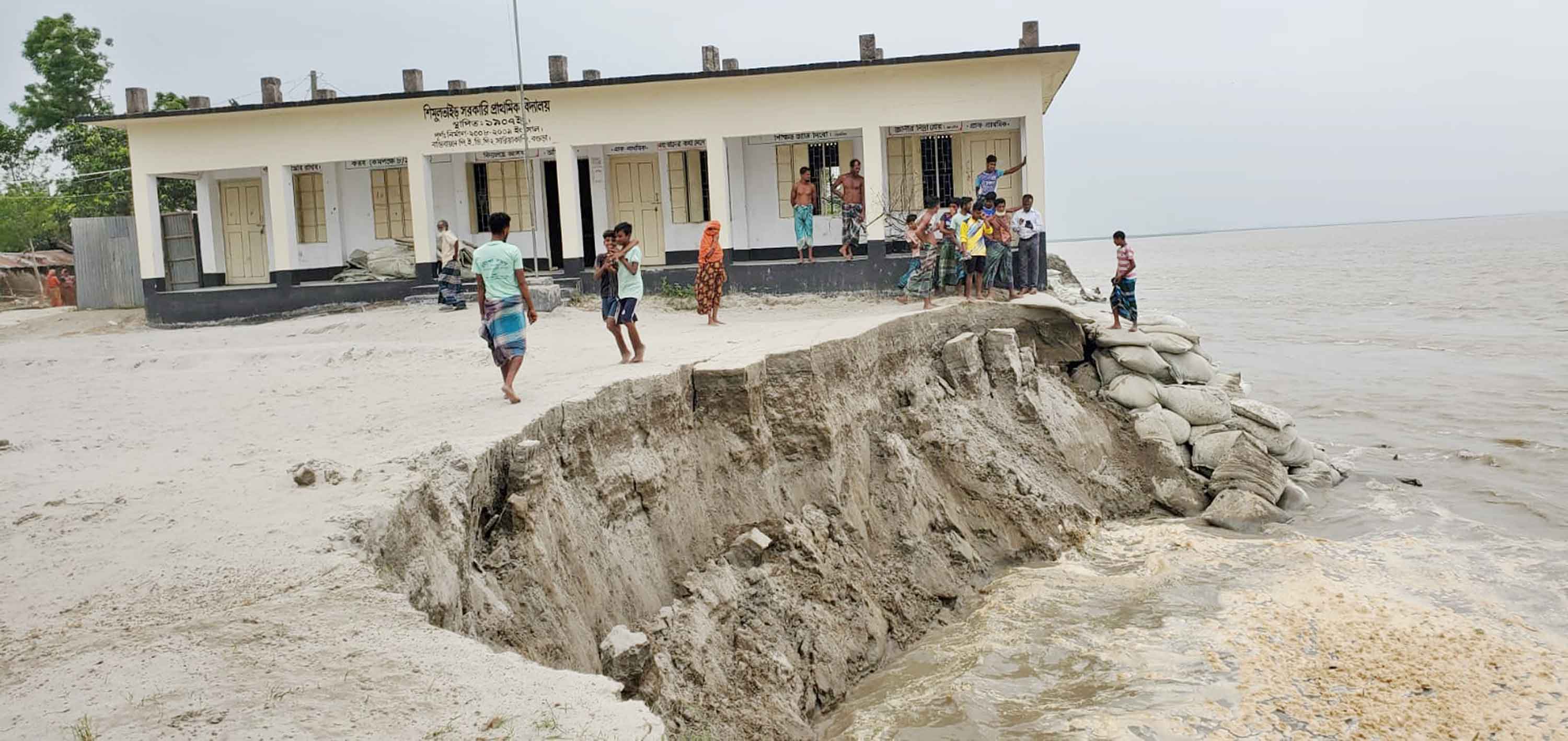 যমুনায় বিলীন হতে যাওয়া প্রাথমিক বিদ্যালয় তাৎক্ষণিক নিলামে বিক্রি