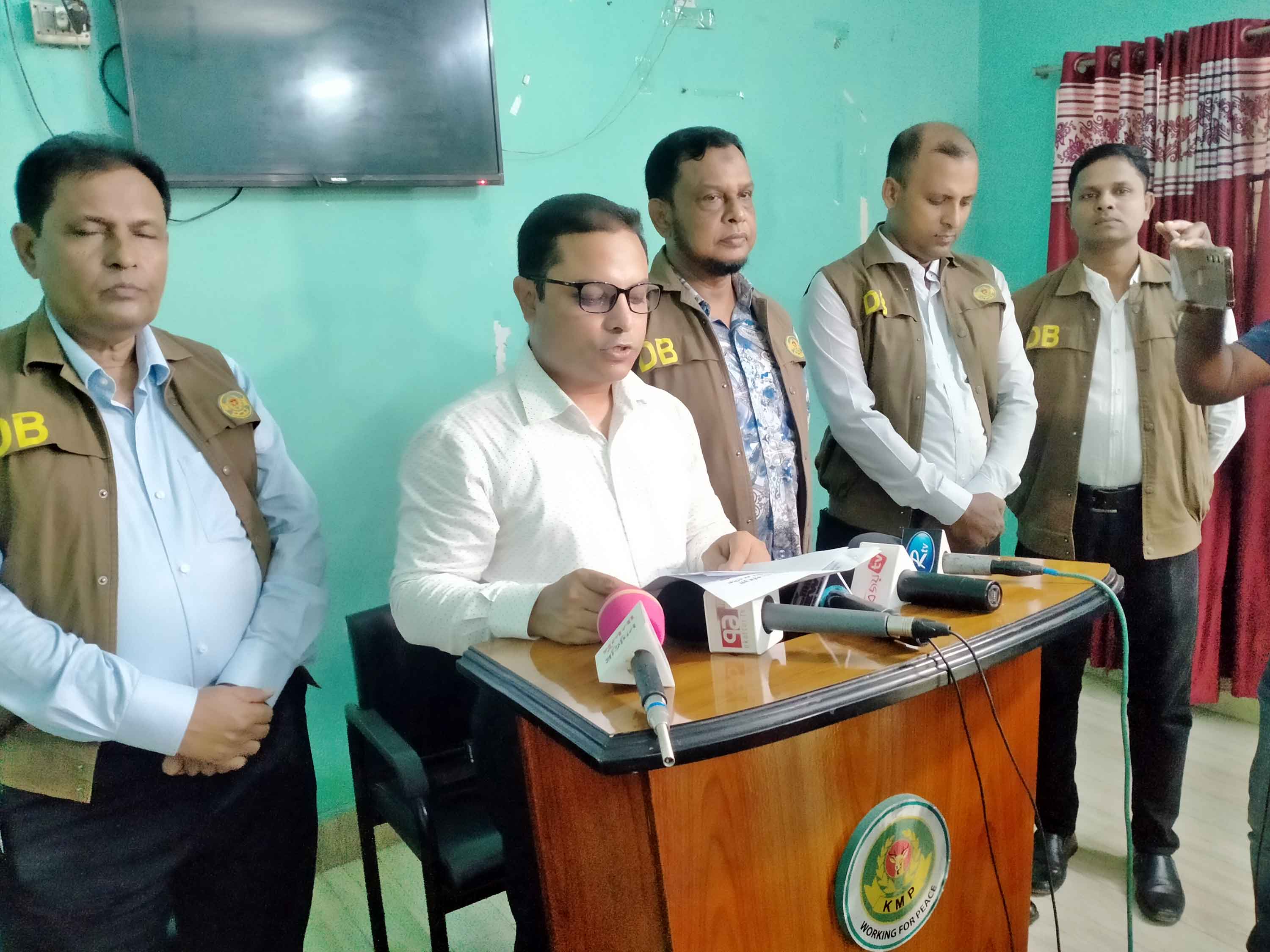 খুলনায় সিল-প্যাড, জরিমানা আদায়ের রসিদসহ ভুয়া ম্যাজিস্ট্রেট গ্রেপ্তার