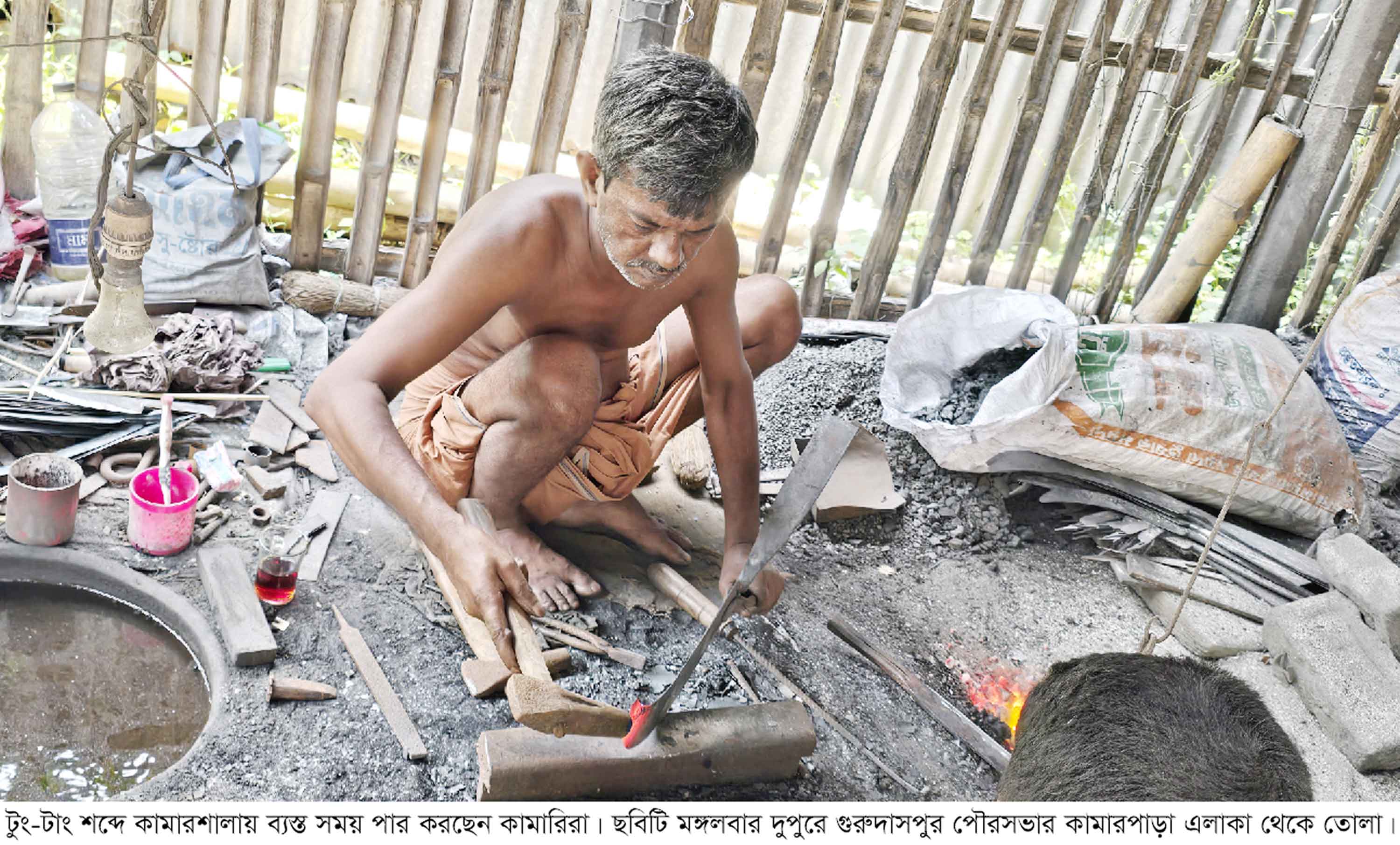 টুং-টাং শব্দে মুখর কামারশালা