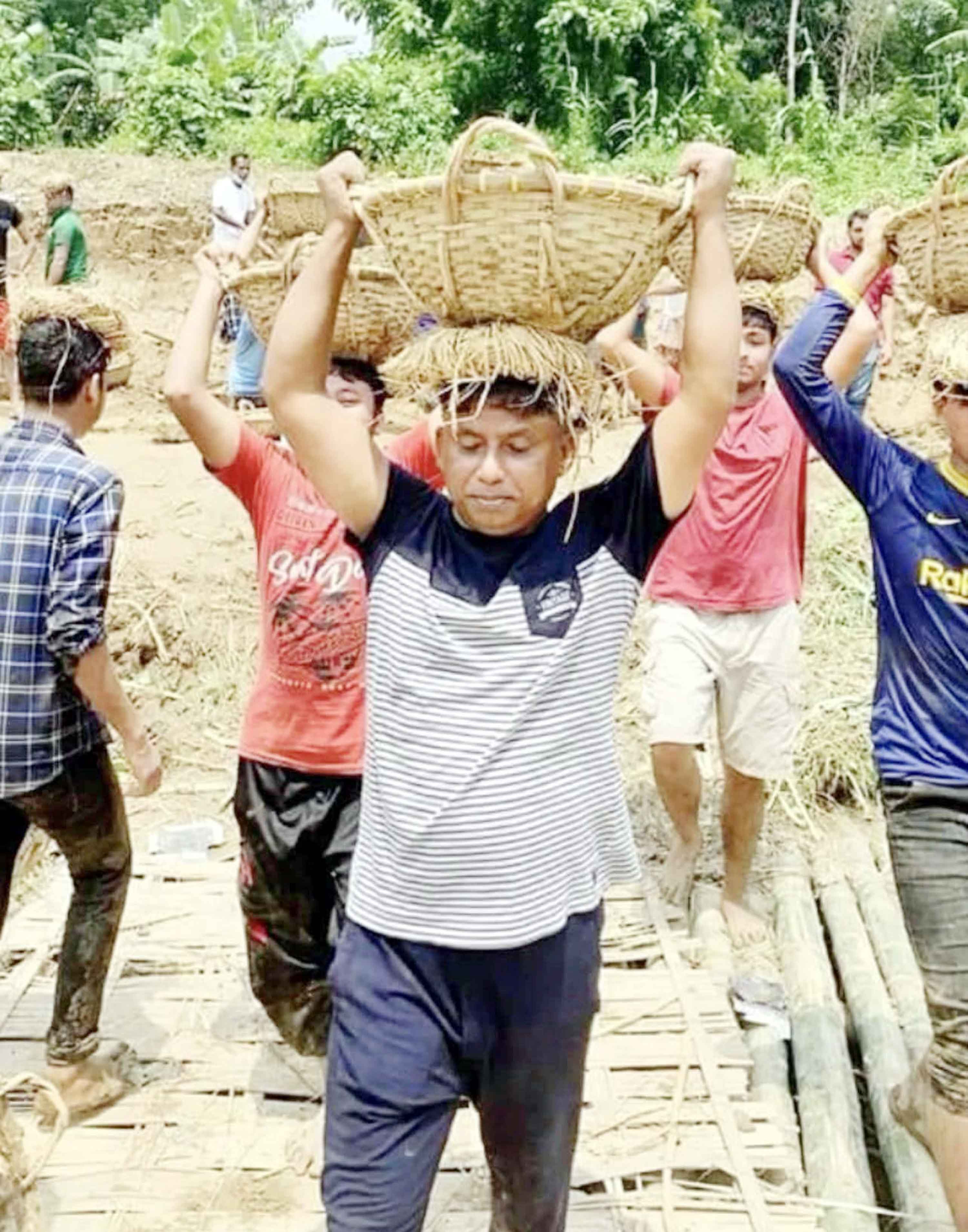 সর্তা খালের ভাঙন রোধে বাঁক কাটার কাজে চেয়ারম্যান