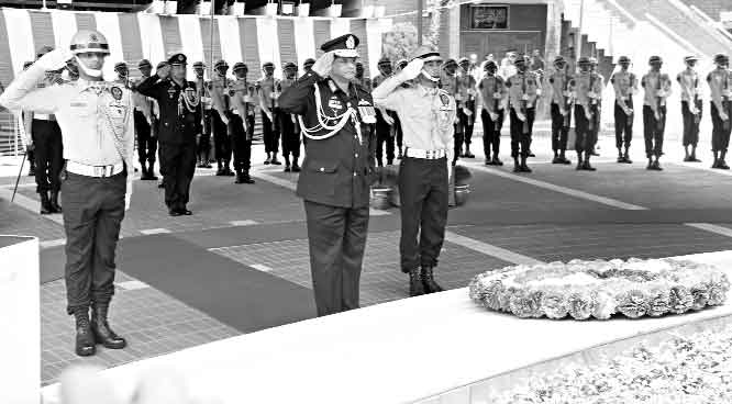 বঙ্গবন্ধুর সমাধিসৌধে নবনিযুক্ত বিমান বাহিনী প্রধানের শ্রদ্ধাঞ্জলি অর্পণ